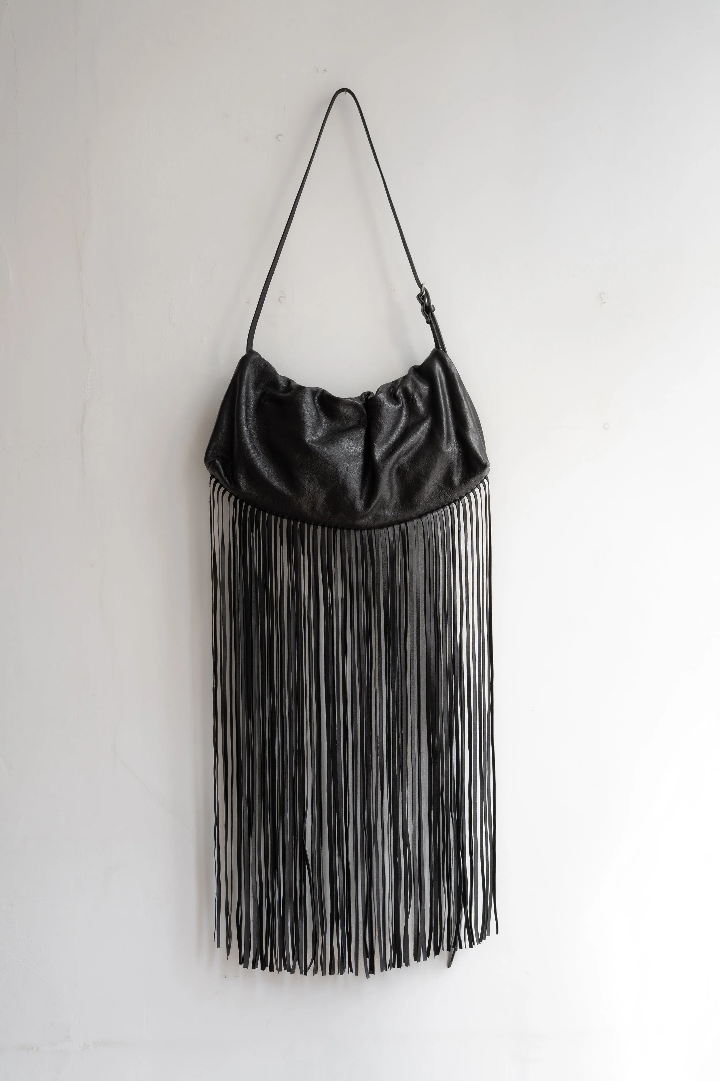 Marie-Bernadette-Woehrl-Anemone-Bag-Black-artisanal-leather-goods-vachetta-veg-tan-antwerp-dark-fashion-5.jpg