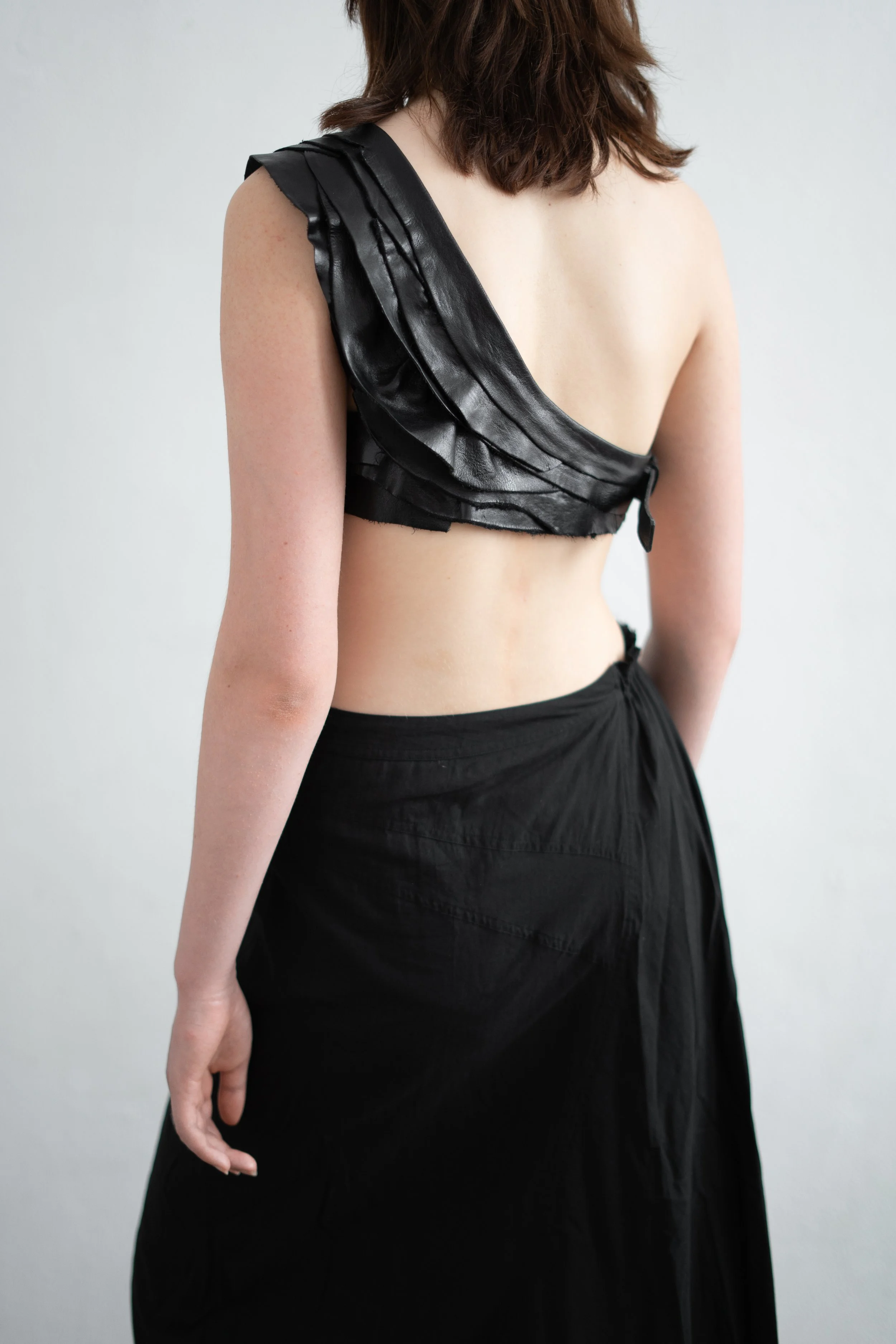 marie-bernadette-woehrl-kika-top-black-vachetta-edges-frilly-asymmetrical-artisanal-leather-goods-antwerp-fashion-festival-tir-na-nog-handmade-dark-accessories-2.jpg