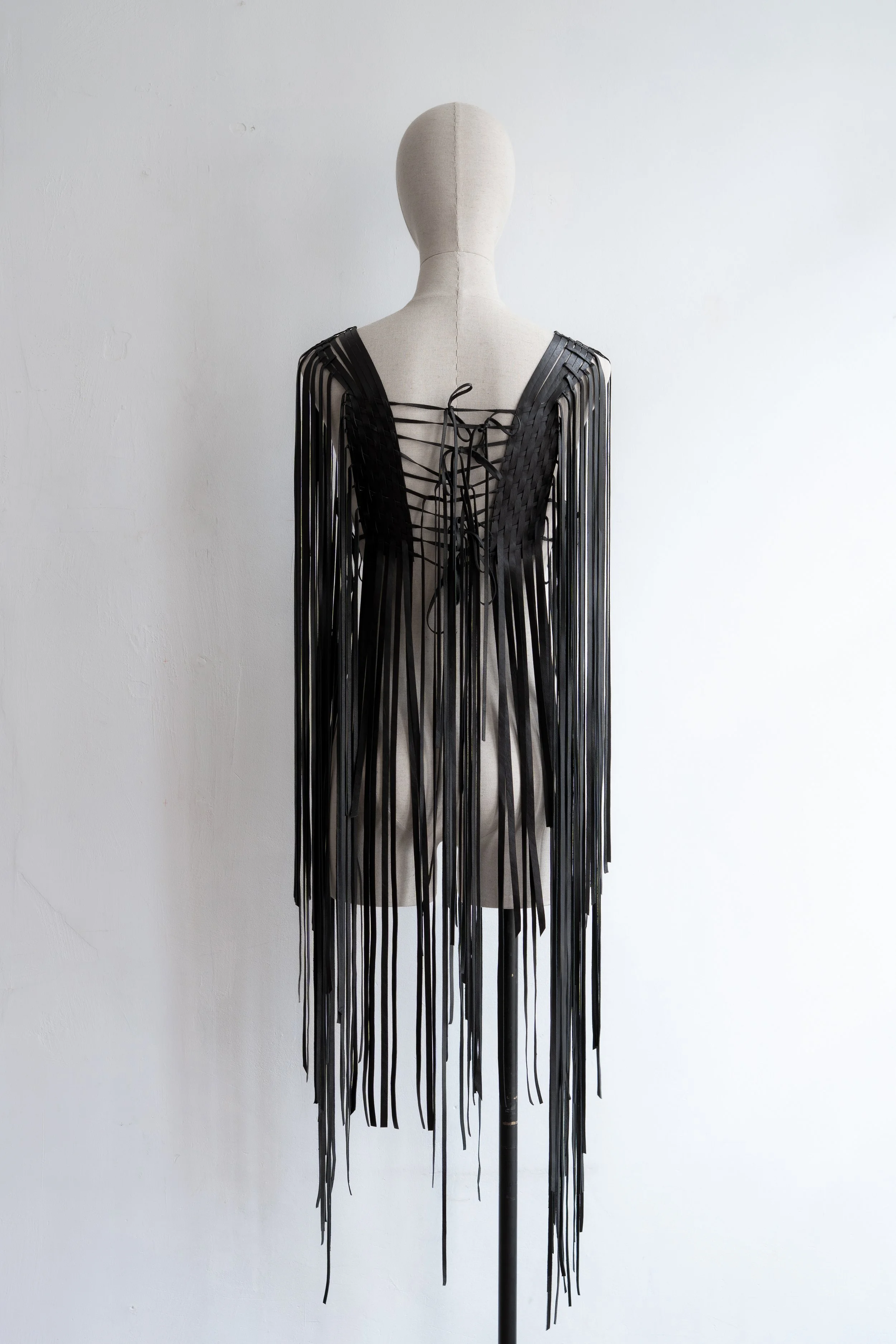 marie-bernadette-woehrl-lluna-finge-bolero-artisanal-leather-goods-antwerp-fashion-festival-handmade-woven-dark-handmade-accessories-2.jpg