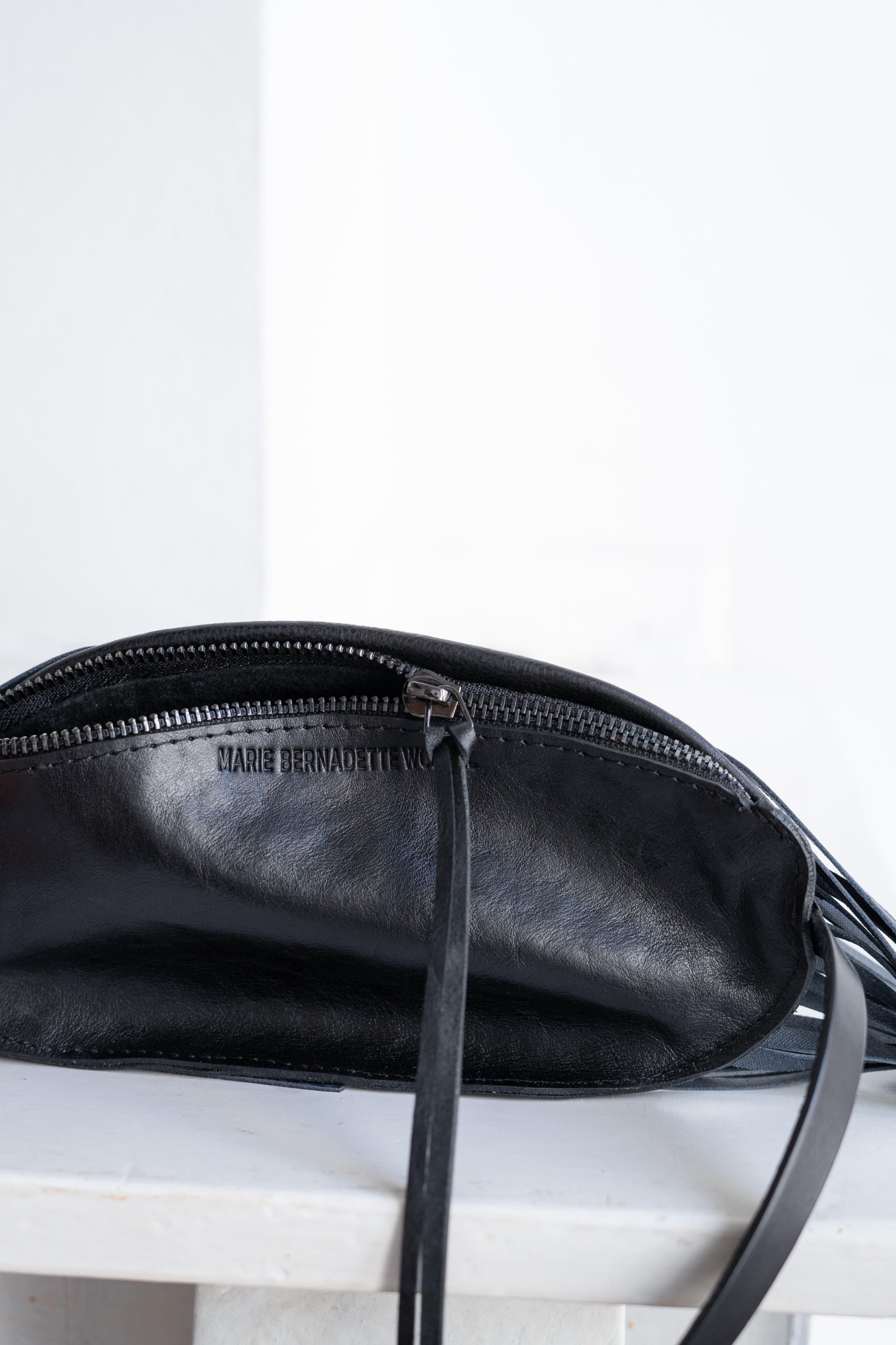 Marie-Bernadette-Woehrl-nest-bag-pouch-fringes-black-blue-artisanal-leather-goods-antwerp-fashion-festival-tir-na-nog10.jpg