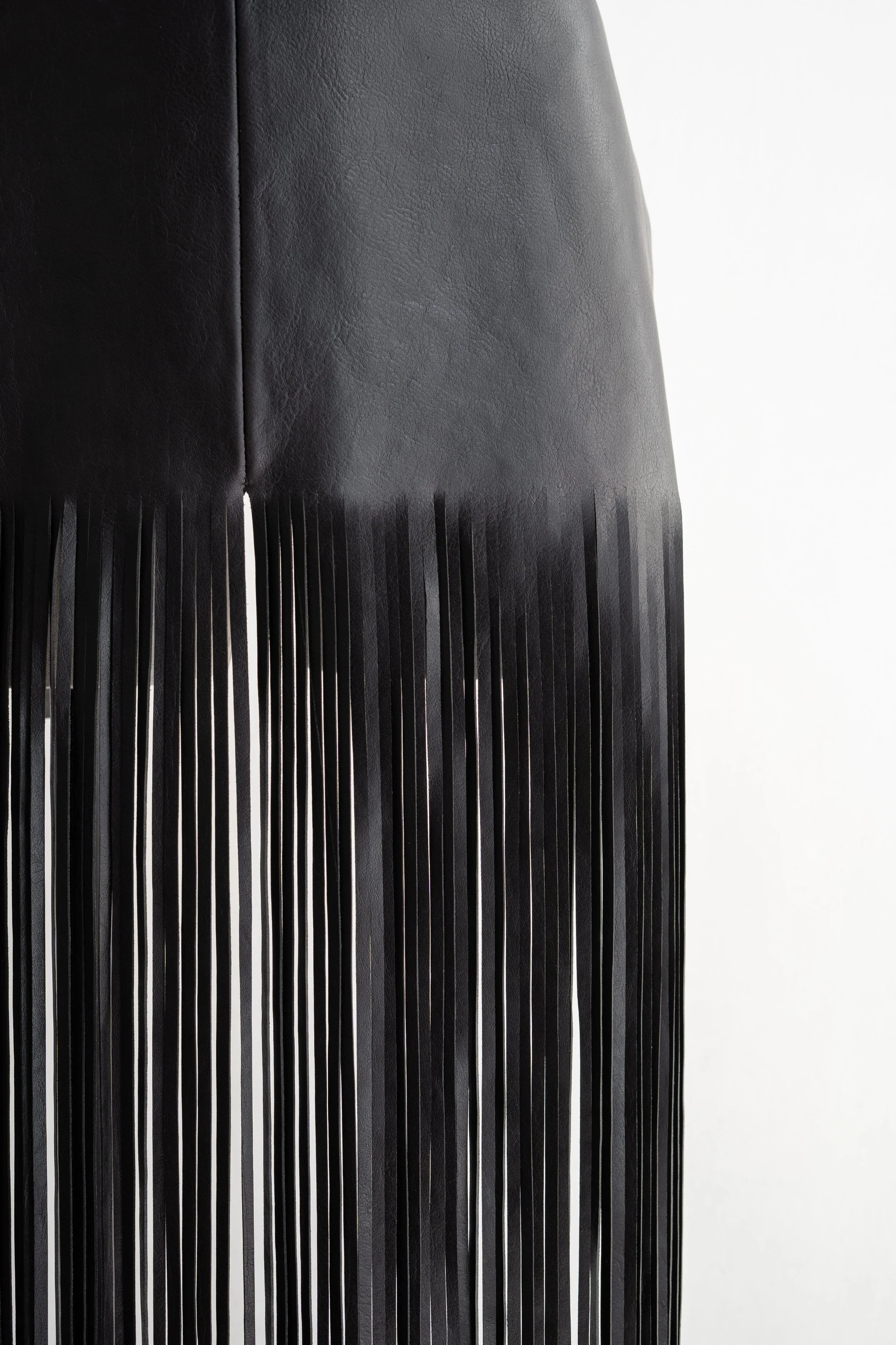 Marie-Bernadette-Woehrl-hourglass-apron-fringes-Black-artisanal-leather-goods-vachetta-veg-tan-antwerp-dark-fashion-3.jpg