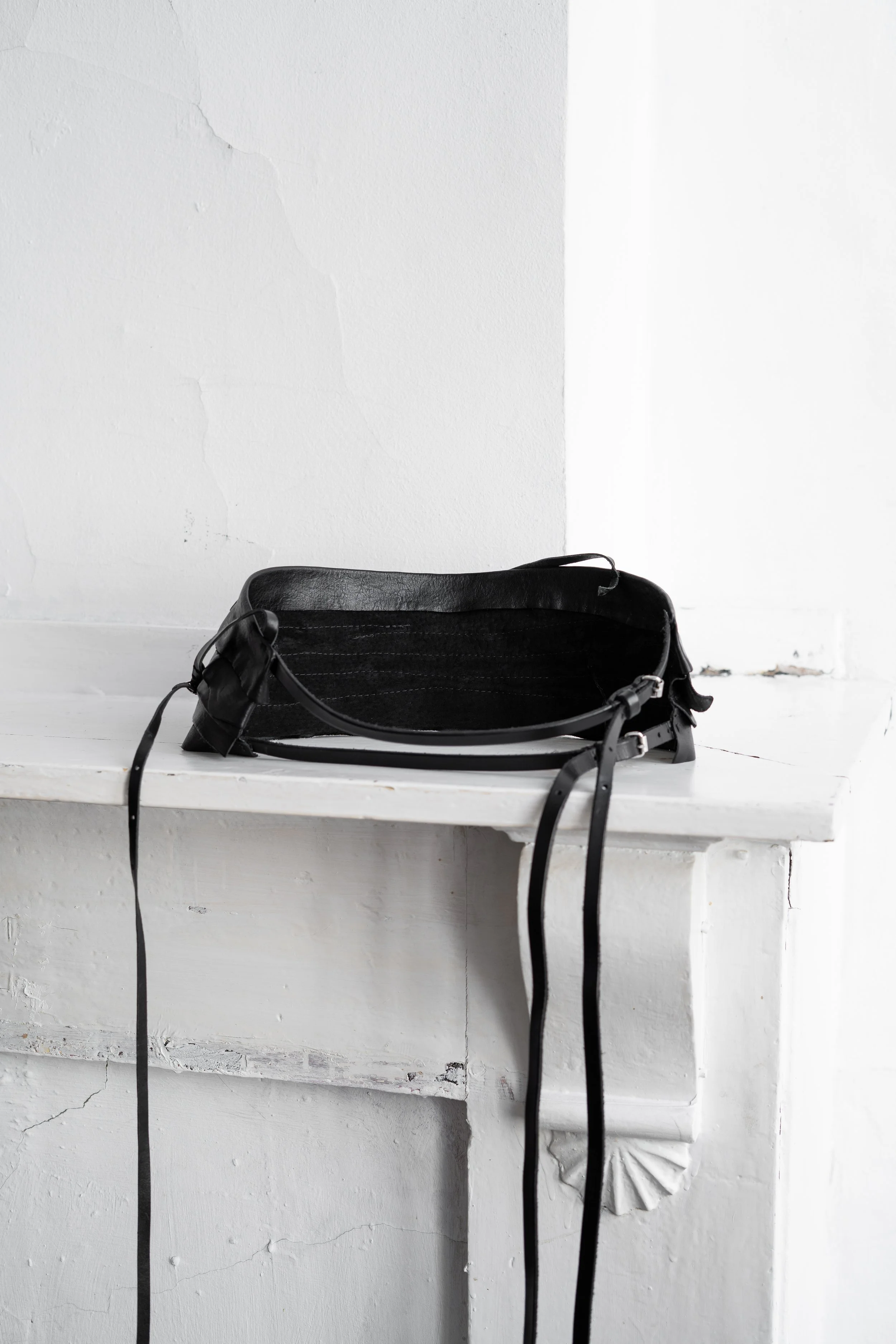 marie-bernadette-woehrl-sunny-top-black-vachetta-edges-frilly-artisanal-leather-goods-antwerp-fashion-festival-tir-na-nog-handmade-dark-accessories-3.jpg
