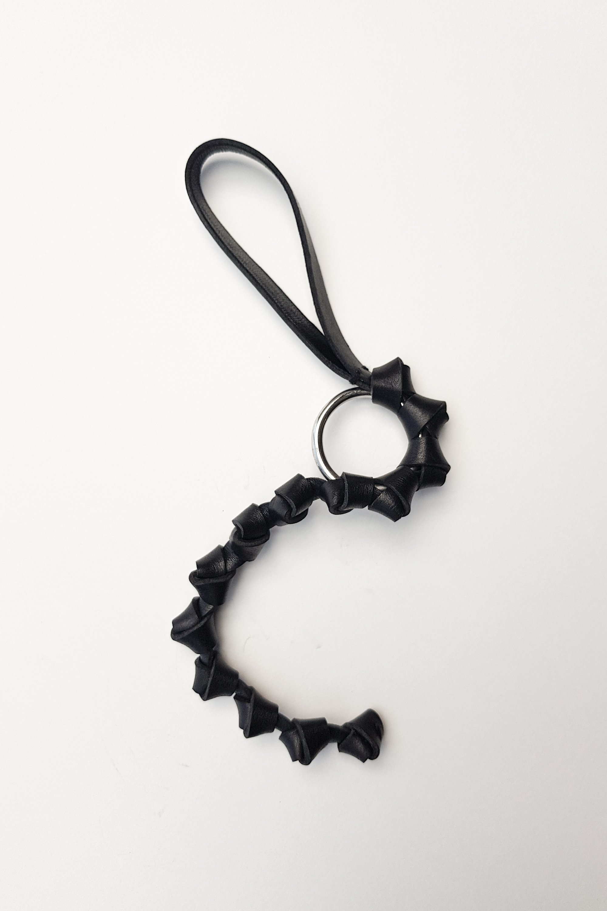 Marie-Bernadette-Woehrl-knotted-leather-keychain-handmade-antwerp-3.jpg