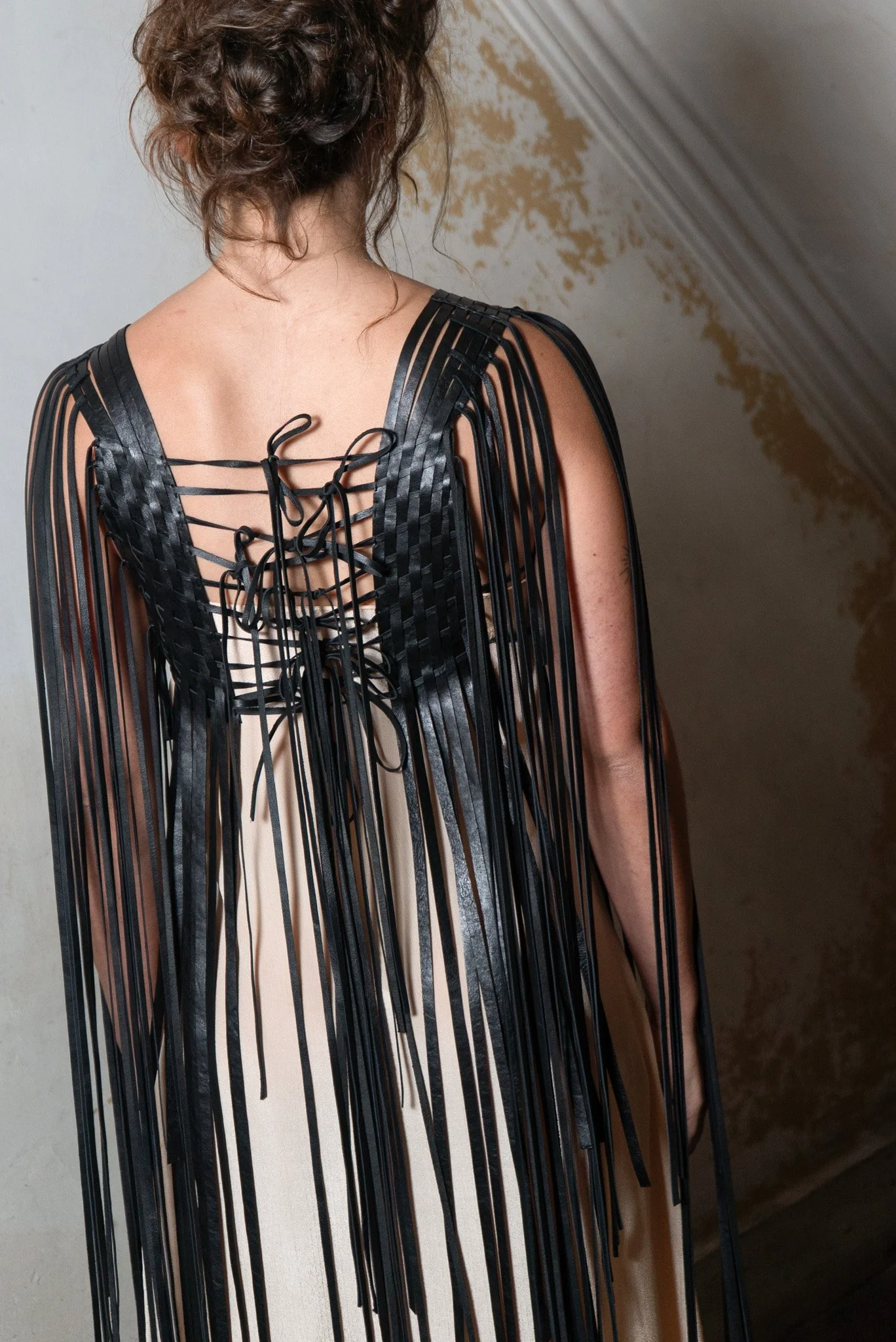 marie-bernadette-woehrl-lluna-finge-bolero-artisanal-leather-goods-antwerp-fashion-festival-handmade-woven-dark-handmade-accessories-8.jpg