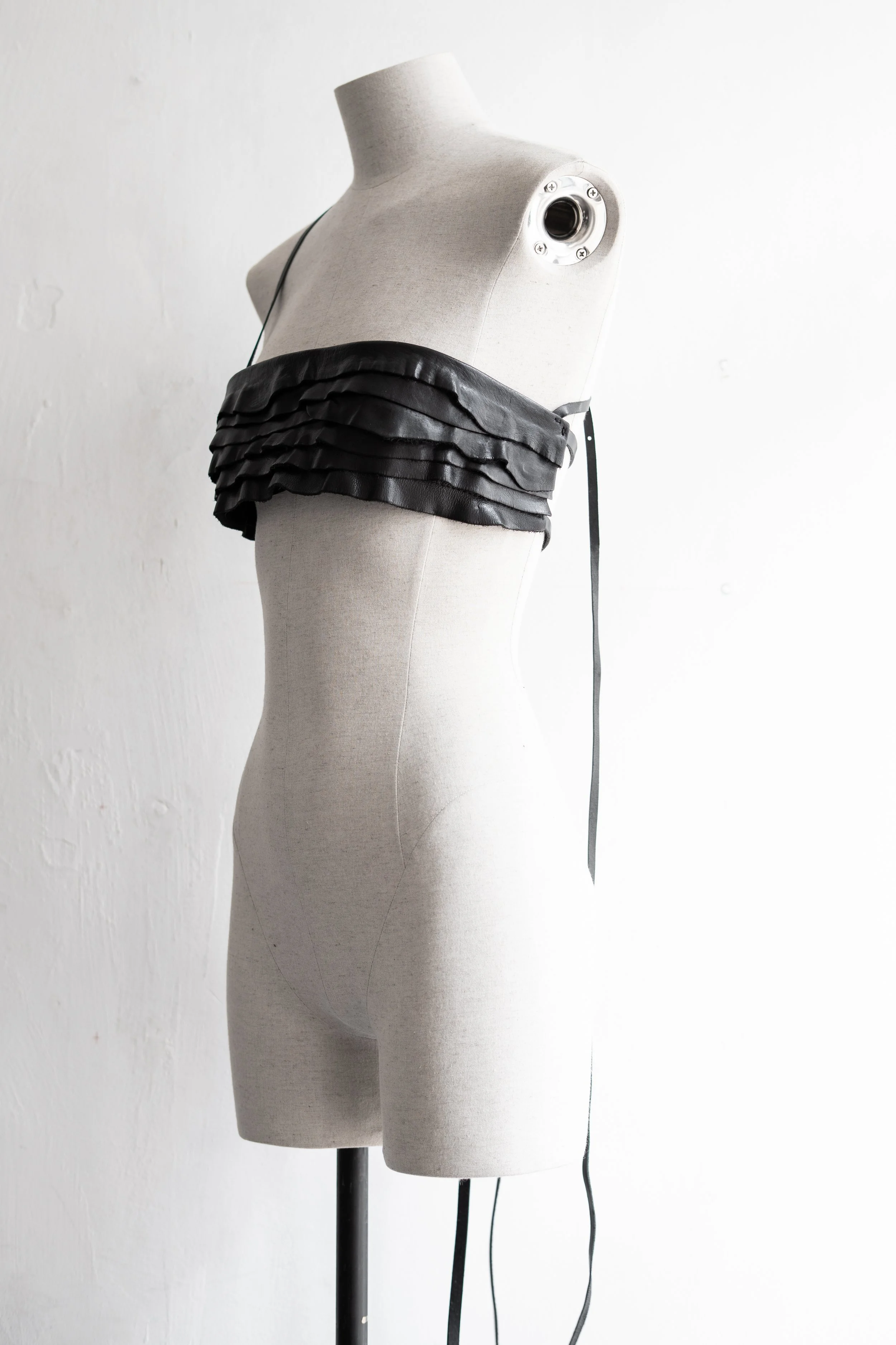 marie-bernadette-woehrl-sunny-top-black-vachetta-edges-frilly-artisanal-leather-goods-antwerp-fashion-festival-tir-na-nog-handmade-dark-accessories-6.jpg