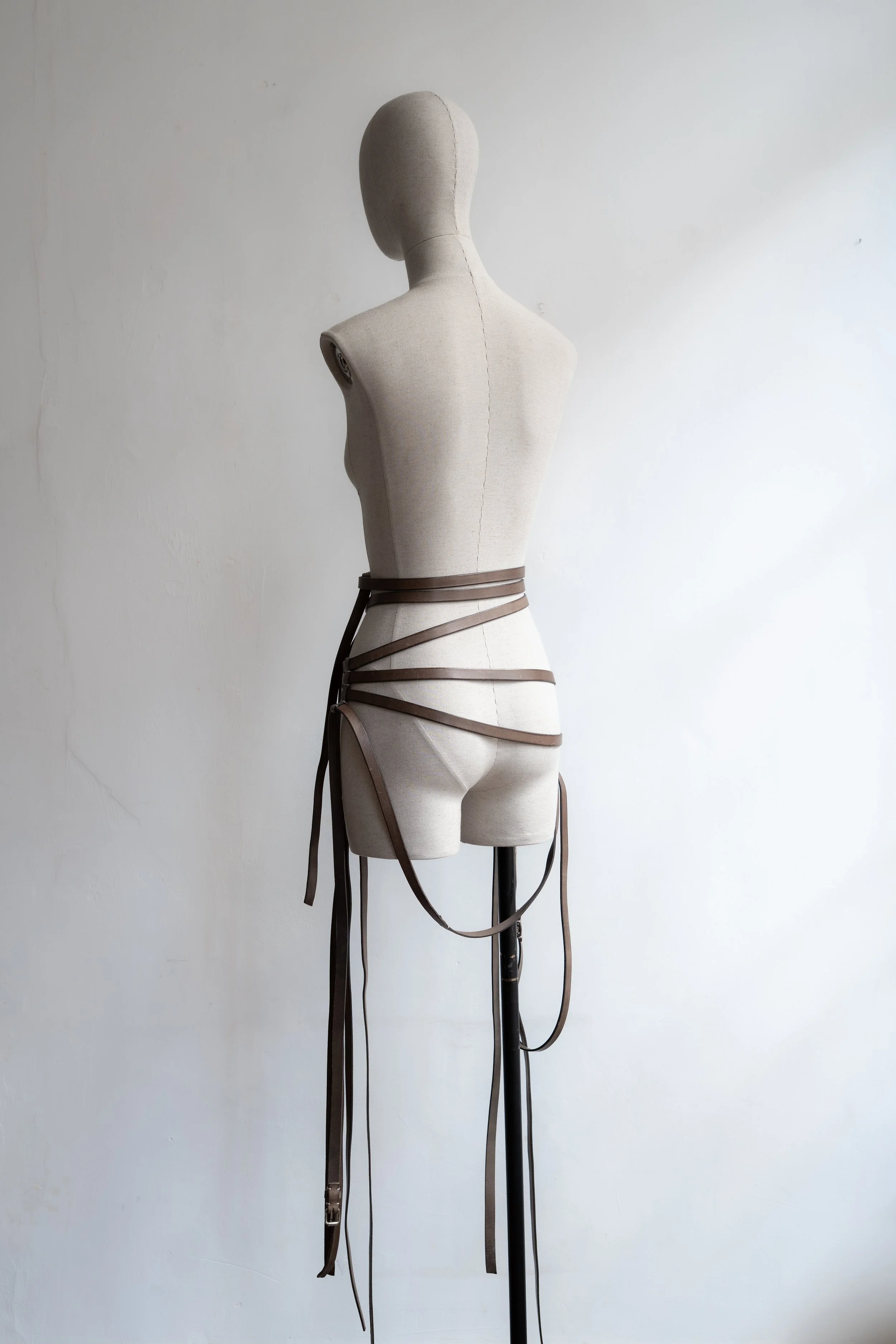 marie-bernadette-woehrl-kara-seven-belt-brown-artisanal-leather-goods-antwerp-fashion-festival-handmade-dark-accessories-2.jpg