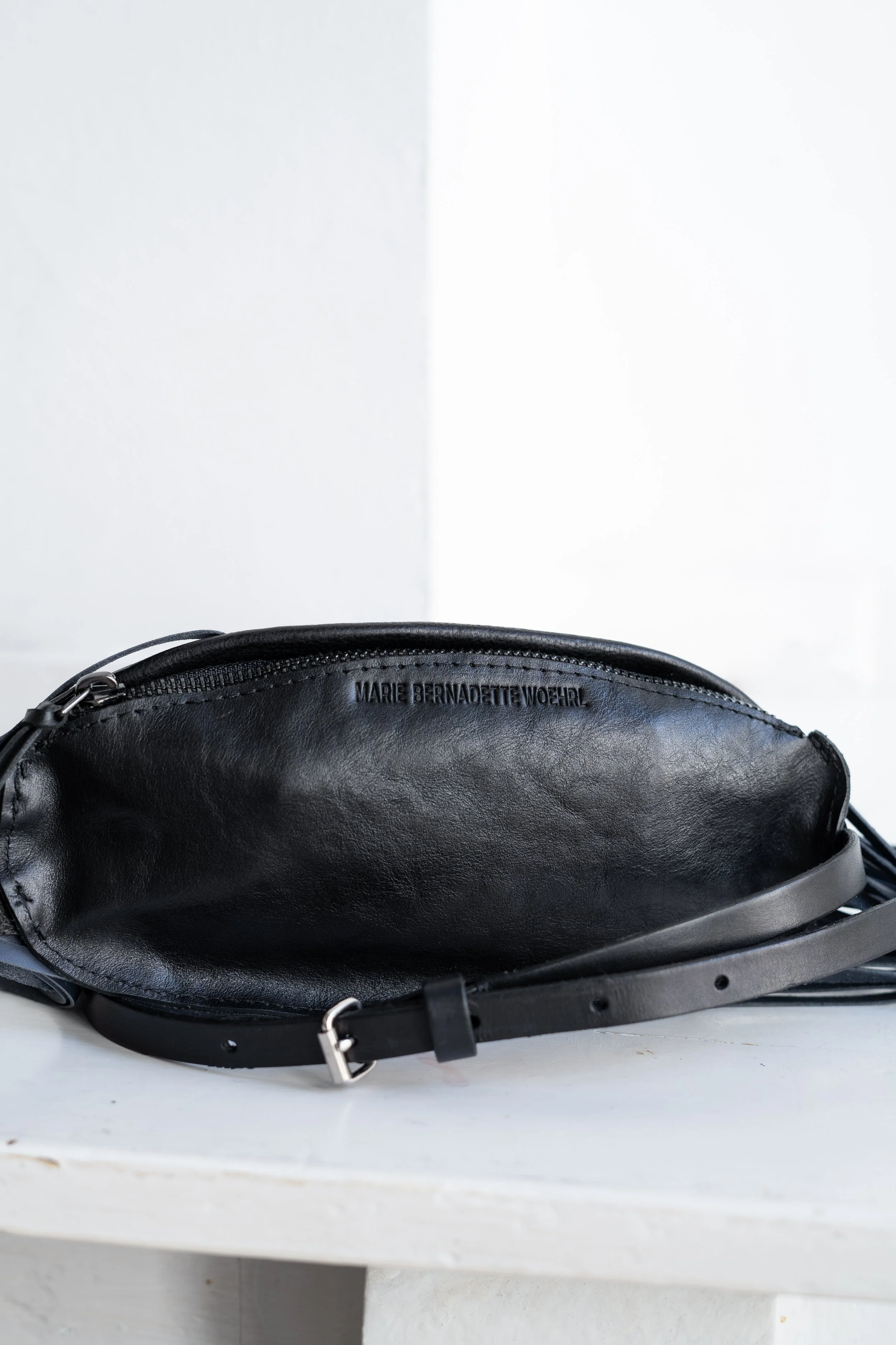 Marie-Bernadette-Woehrl-nest-bag-pouch-fringes-black-blue-artisanal-leather-goods-antwerp-fashion-festival-tir-na-nog-9.jpg