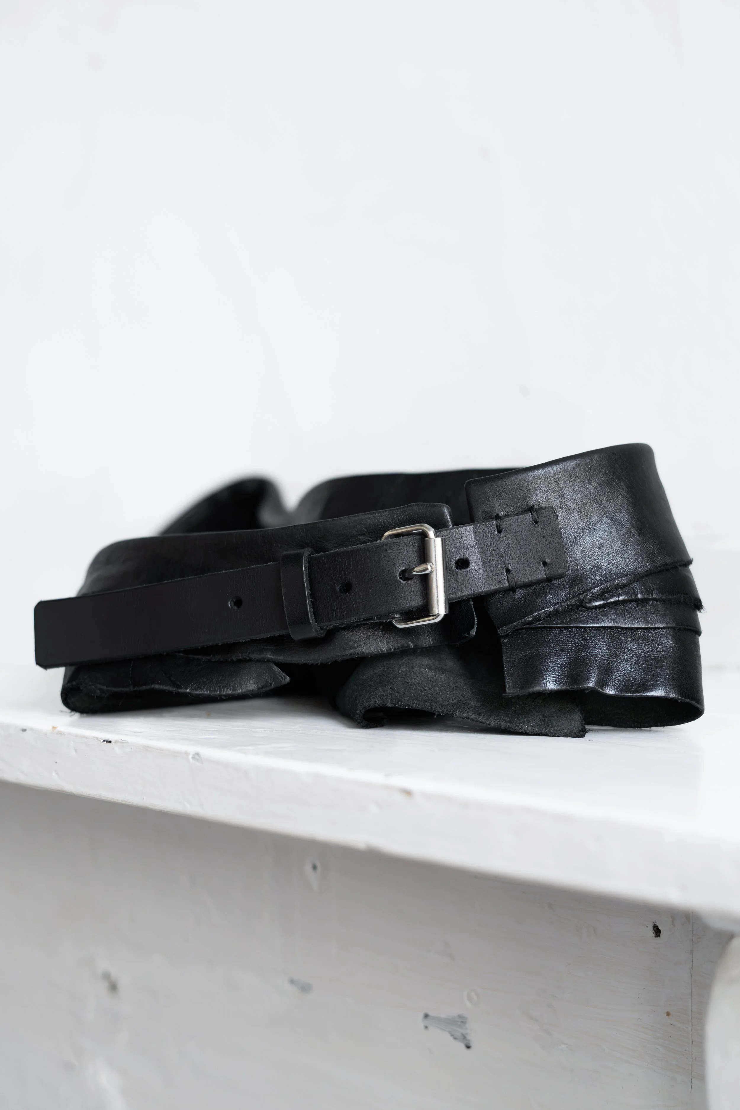 marie-bernadette-woehrl-kika-top-black-vachetta-edges-frilly-asymmetrical-artisanal-leather-goods-antwerp-fashion-festival-tir-na-nog-handmade-dark-accessories-4.jpg
