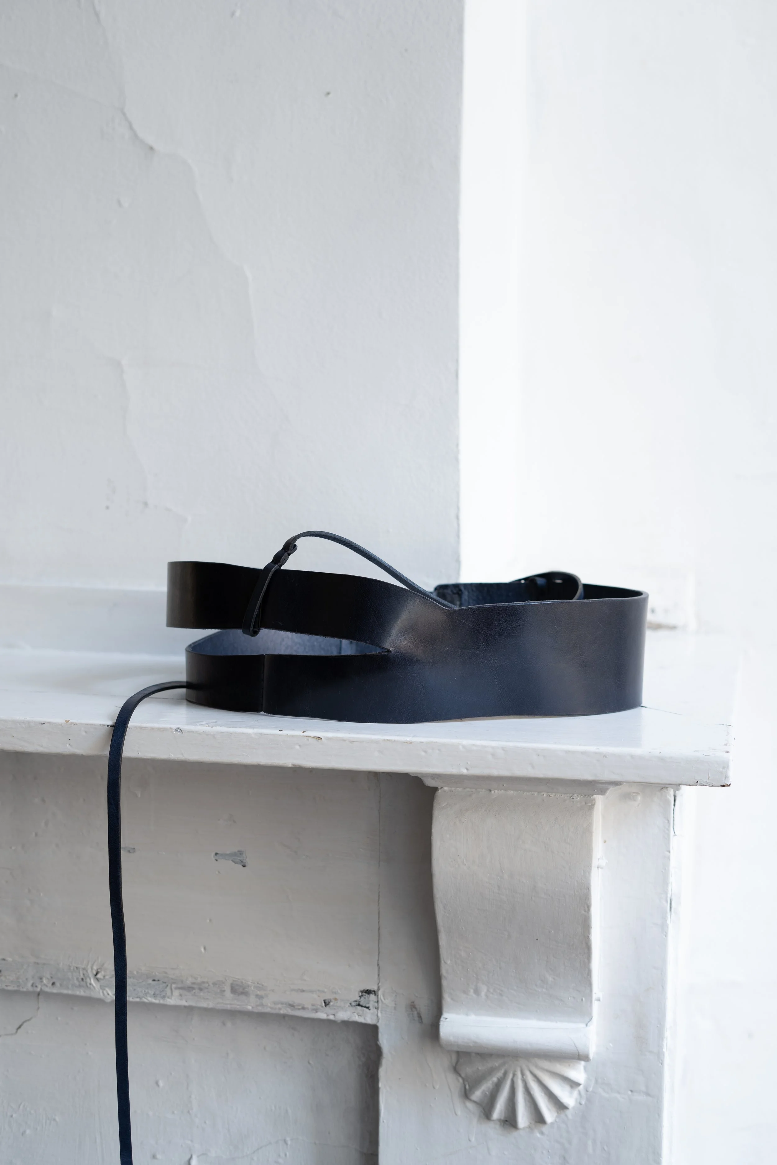 marie-bernadette-woehrl-belt-top-black-artisanal-leather-goods-antwerp-fashion-handmade-dark-accessories-4.jpg