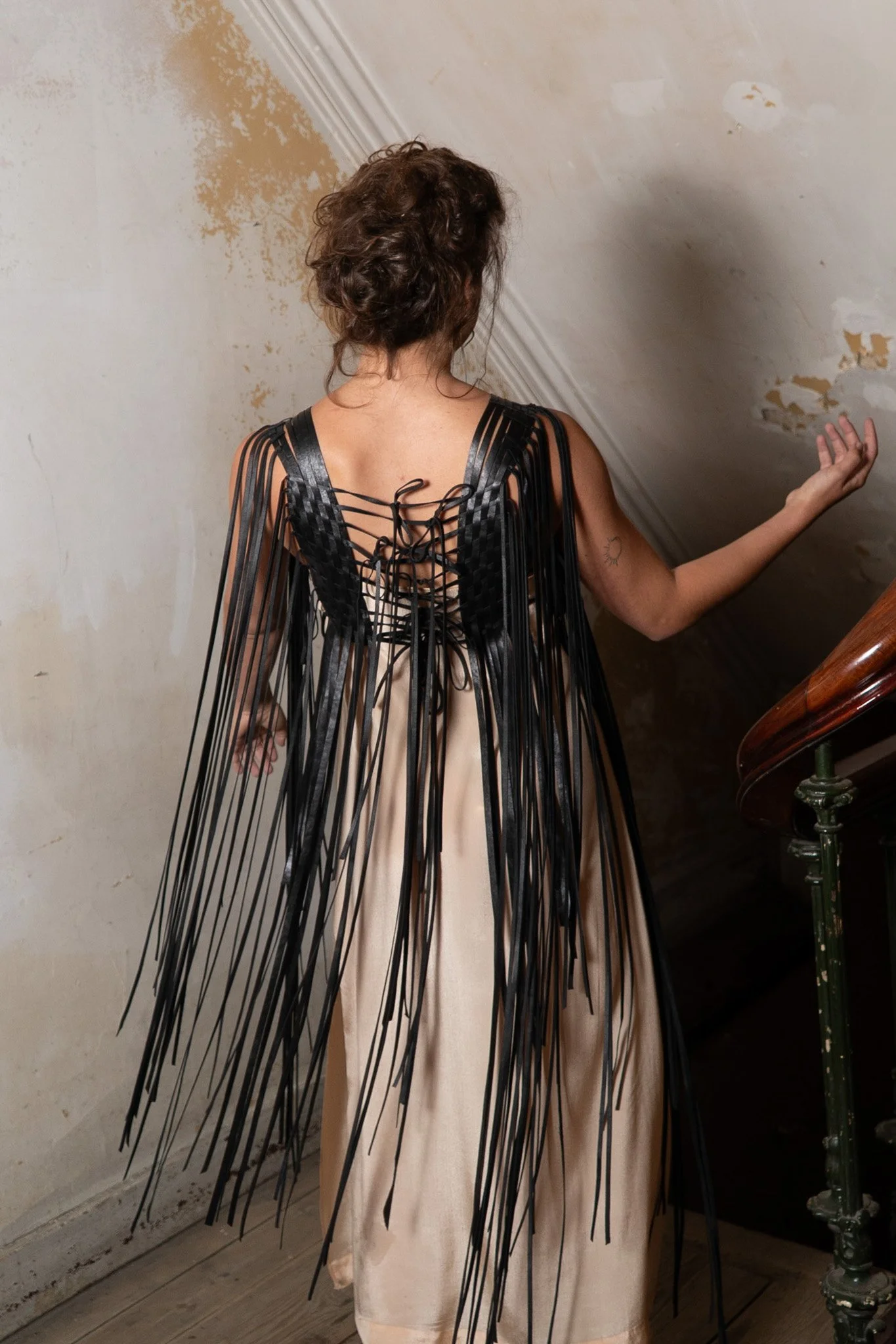 marie-bernadette-woehrl-lluna-finge-bolero-artisanal-leather-goods-antwerp-fashion-festival-handmade-woven-dark-handmade-accessories-7.jpg