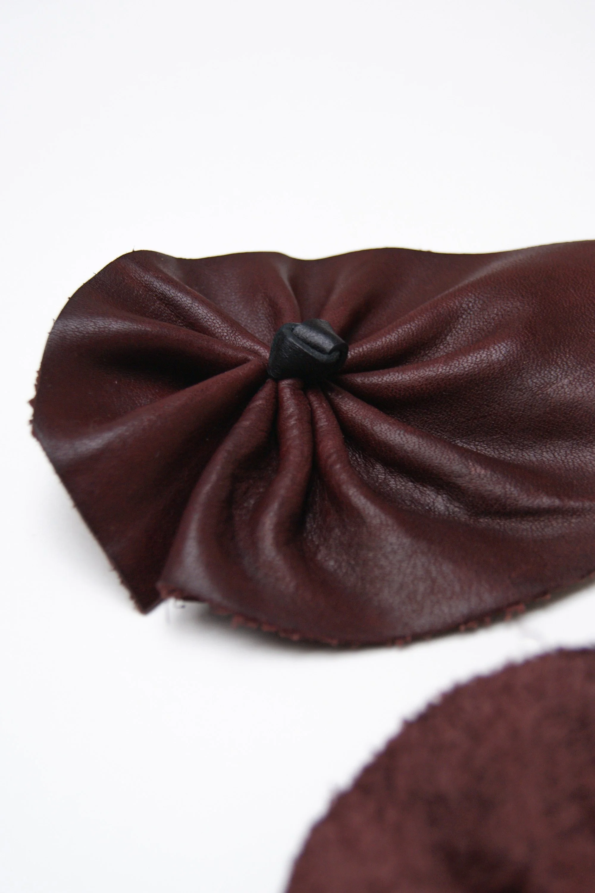 Marie-Bernadette-Woehrl-leather-flower-buckle-burgundy-handmade-unique-piece-artisanal-antwerp-2.jpg