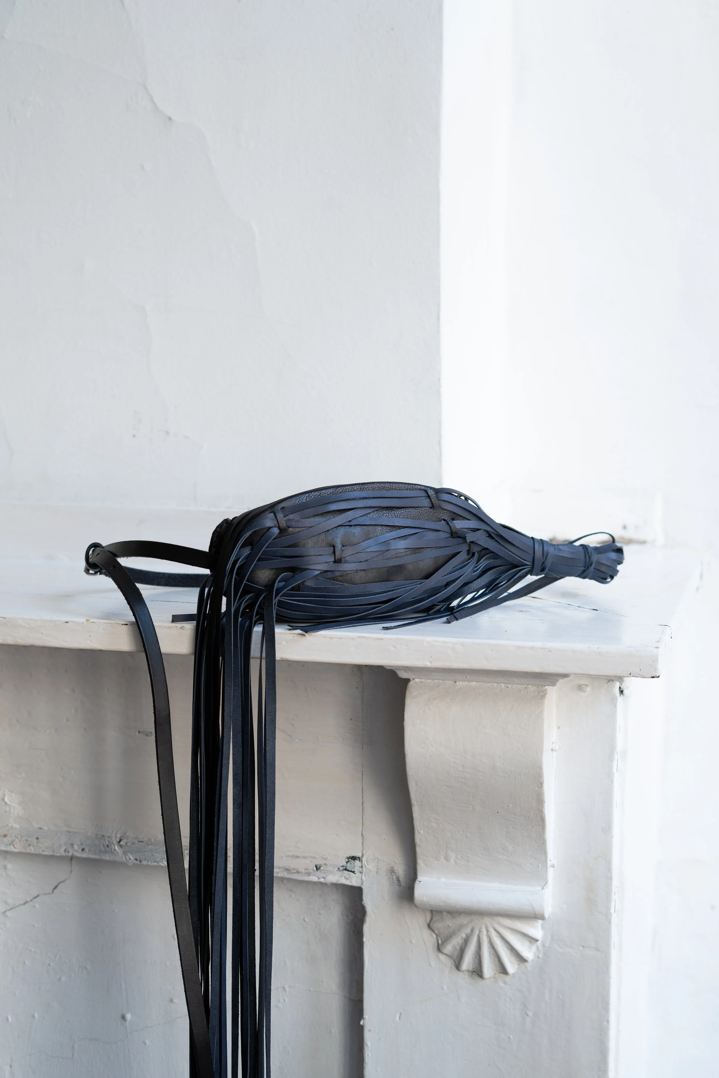Marie-Bernadette-Woehrl-nest-bag-pouch-fringes-black-blue-artisanal-leather-goods-antwerp-fashion-festival-tir-na-nog-7.jpg