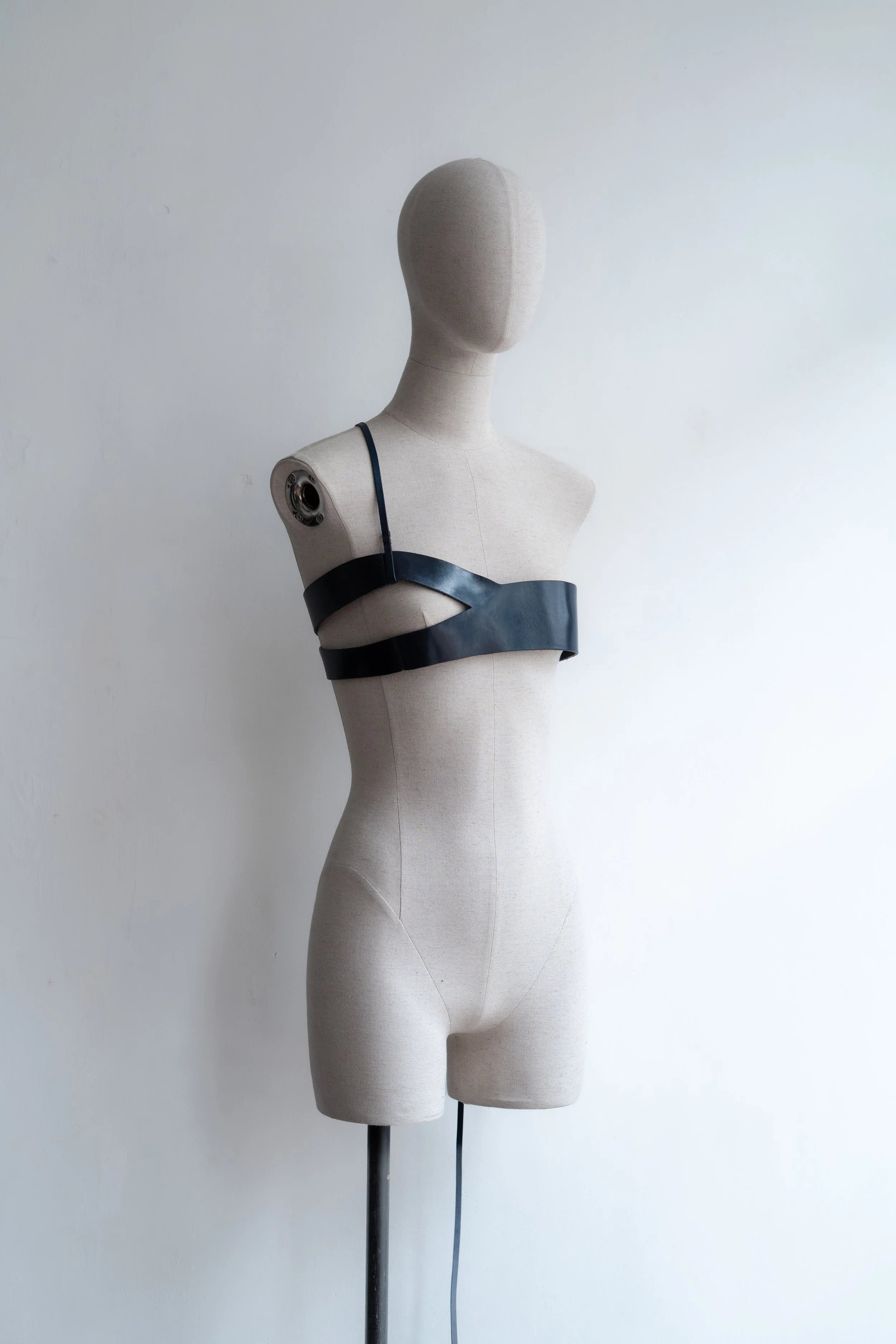marie-bernadette-woehrl-belt-top-blue-artisanal-leather-goods-antwerp-fashion-handmade-dark-accessories-3.jpg
