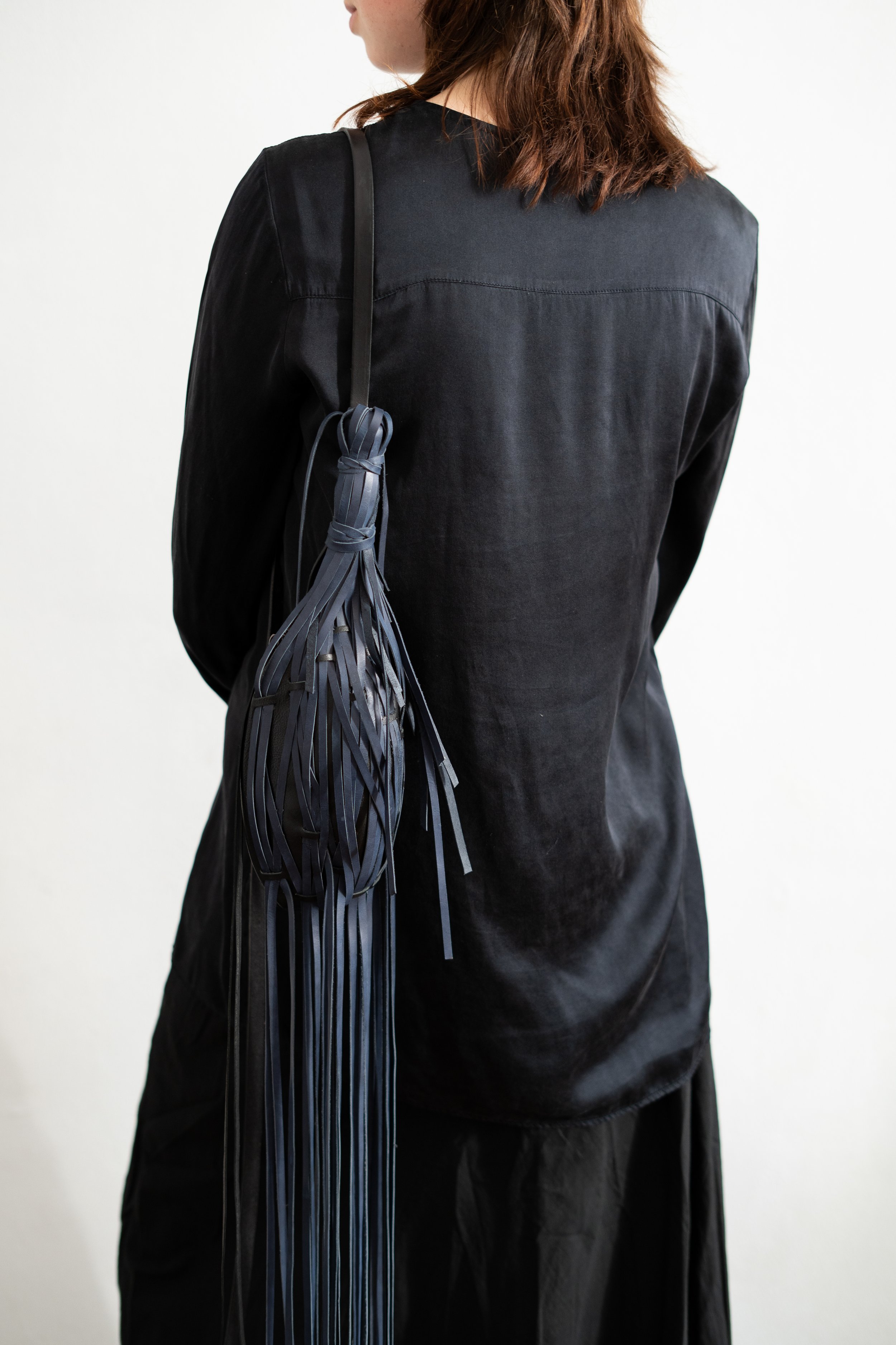 Marie-Bernadette-Woehrl-nest-bag-pouch-fringes-black-blue-artisanal-leather-goods-antwerp-fashion-festival-tir-na-nog-3.jpg