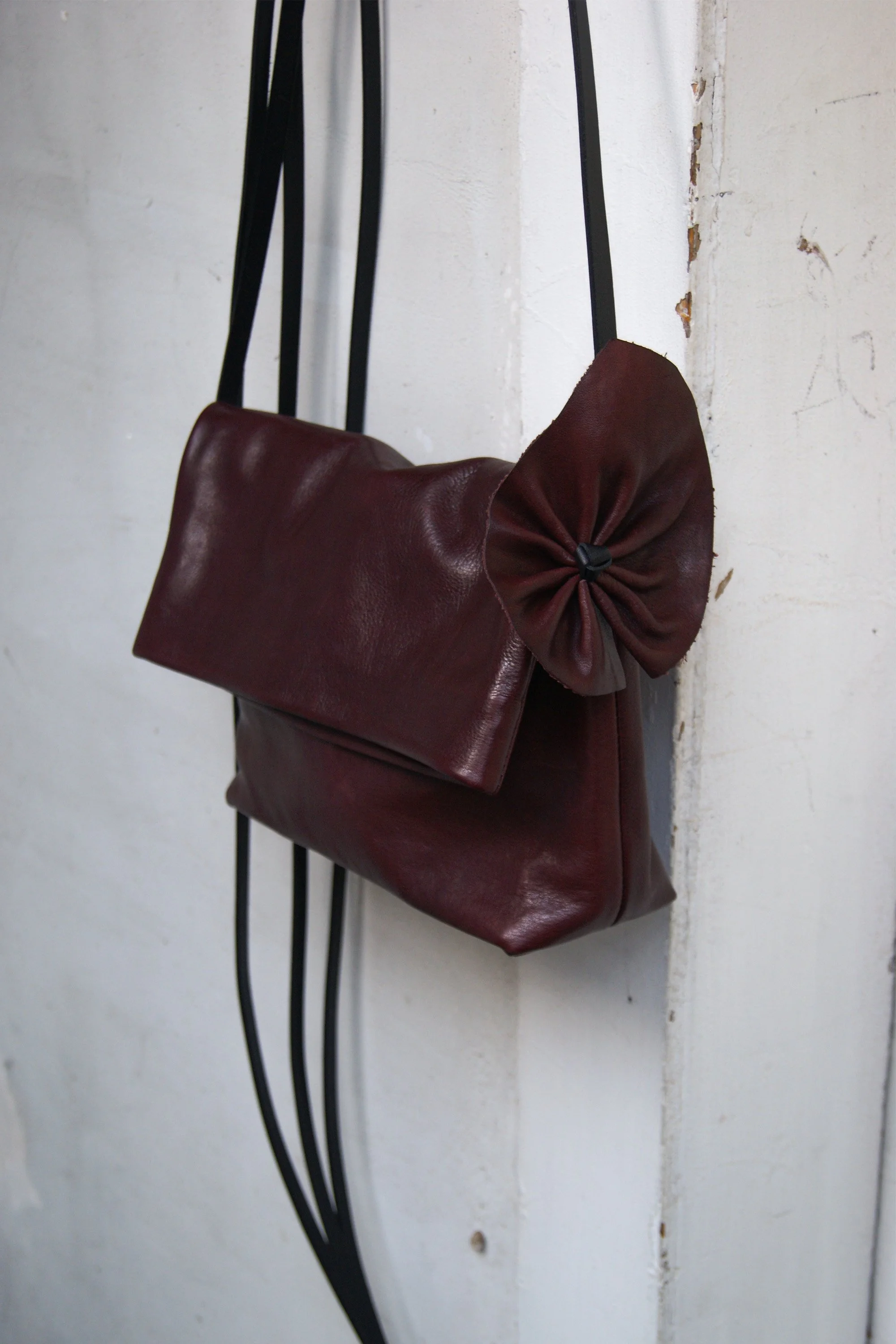 Marie-Bernadette-Woehrl-leather-flower-buckle-burgundy-handmade-unique-piece-artisanal-antwerp-1.jpg