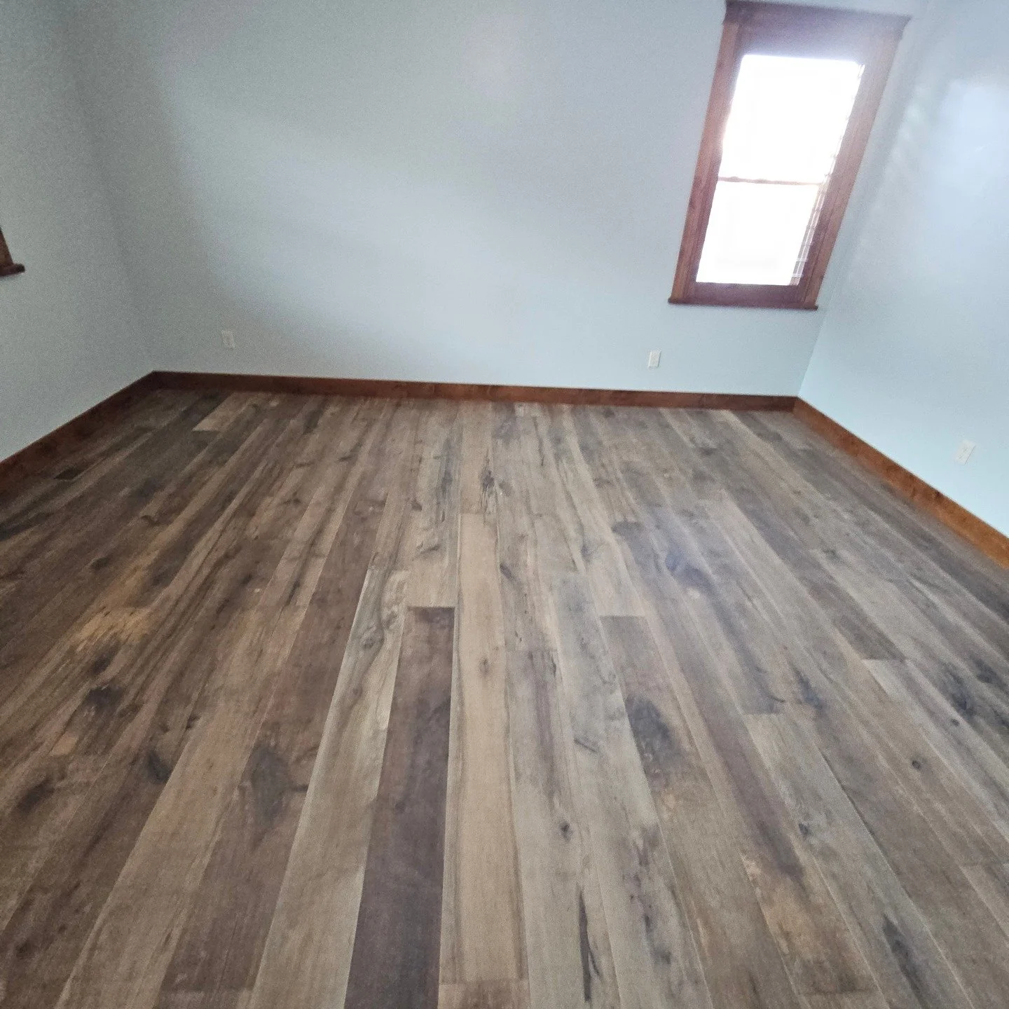 This is a beautiful hardwood floor installation we finished this week. A big shout out to our talented friends at @jensenreconstruct who work with us on projects like this one. Great attention to detail. This floor is stunning. 

#yourhandymanpros #y