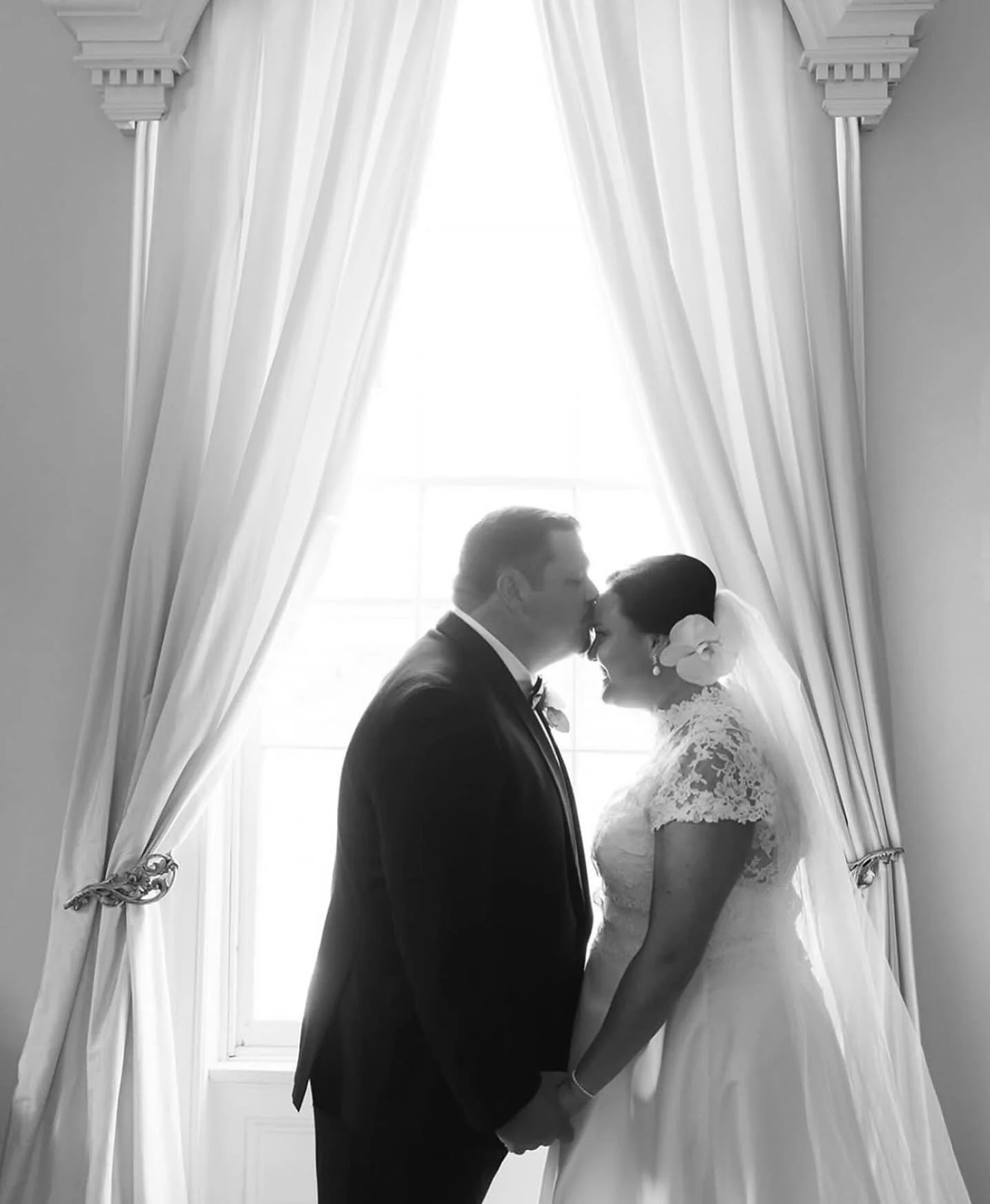 The best thing to hold onto in life is each other 🤍

📸: @aimeereynoldsphotography 
Venue: @fortcondeinn