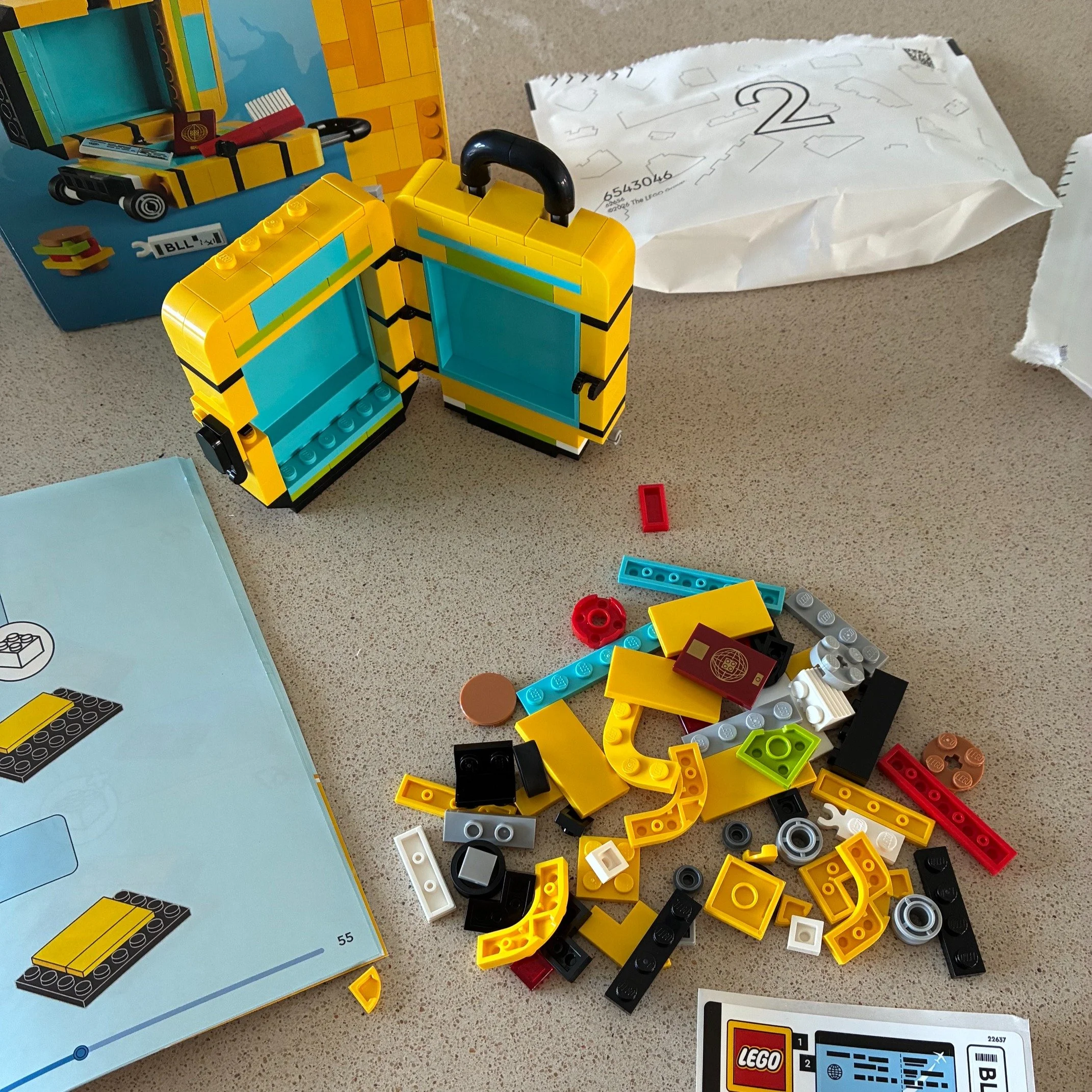 On a recent flight out of Billund Airport, I couldn't help but pick up this ingenious little Lego suitcase set -- perfect for the avid traveler eager to experience both wanderlust and 'lykke,' the Danish word for happiness. Incorporating play into da