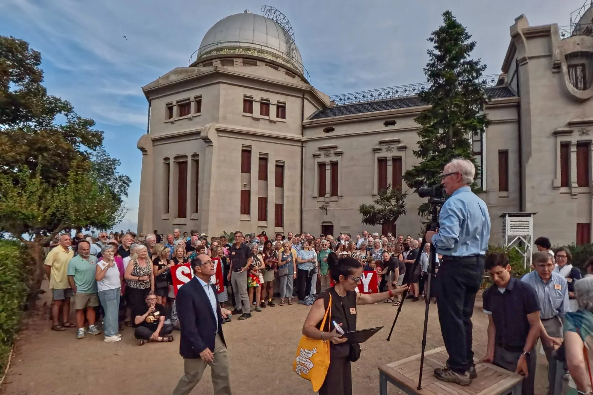 Bob Kings arranges group photo at Fabra Observatory.