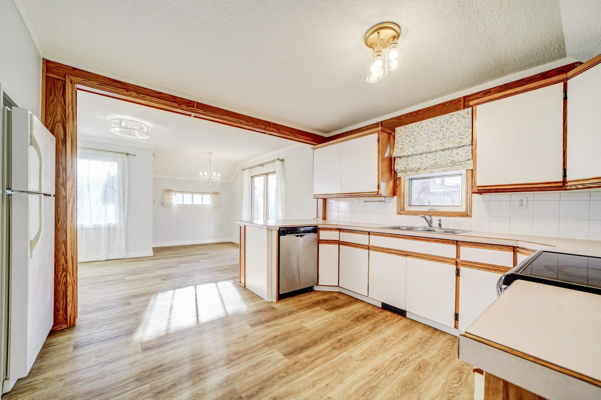 You don't want to wait on this bright two-bedroom bungalow on a quiet corner lot with a detached double garage and heated workshop or you may miss out!

955 Dupuy Street ✨

💲$297,000
🛏️2 Bedroom 
🛁1 Bath
🛻Double garage + heated workshop
 🎨Update