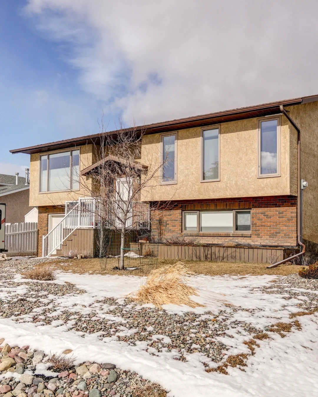 SNEAK A PEEK 👀
&nbsp;
Looking for a beautifully updated home with stunning mountain views? This move-in-ready gem has it all! 💚
&nbsp;
🛌 3 bedrooms
🛁 2.5 bathrooms
📐 1,167 sq. ft.
🏡 $524,900
📍 MLS: A2289201
&nbsp;
With newly updated finishes a