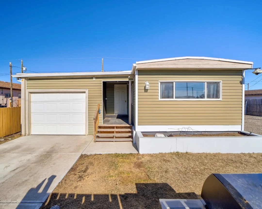 This move-in-ready home on a privately owned lot in Fort MacLeod is ready for its next chapter.
&nbsp;
This fully renovated and freshly painted mobile home comes with an attached garage, a fully fenced yard, two greenhouses (one with an attached stor