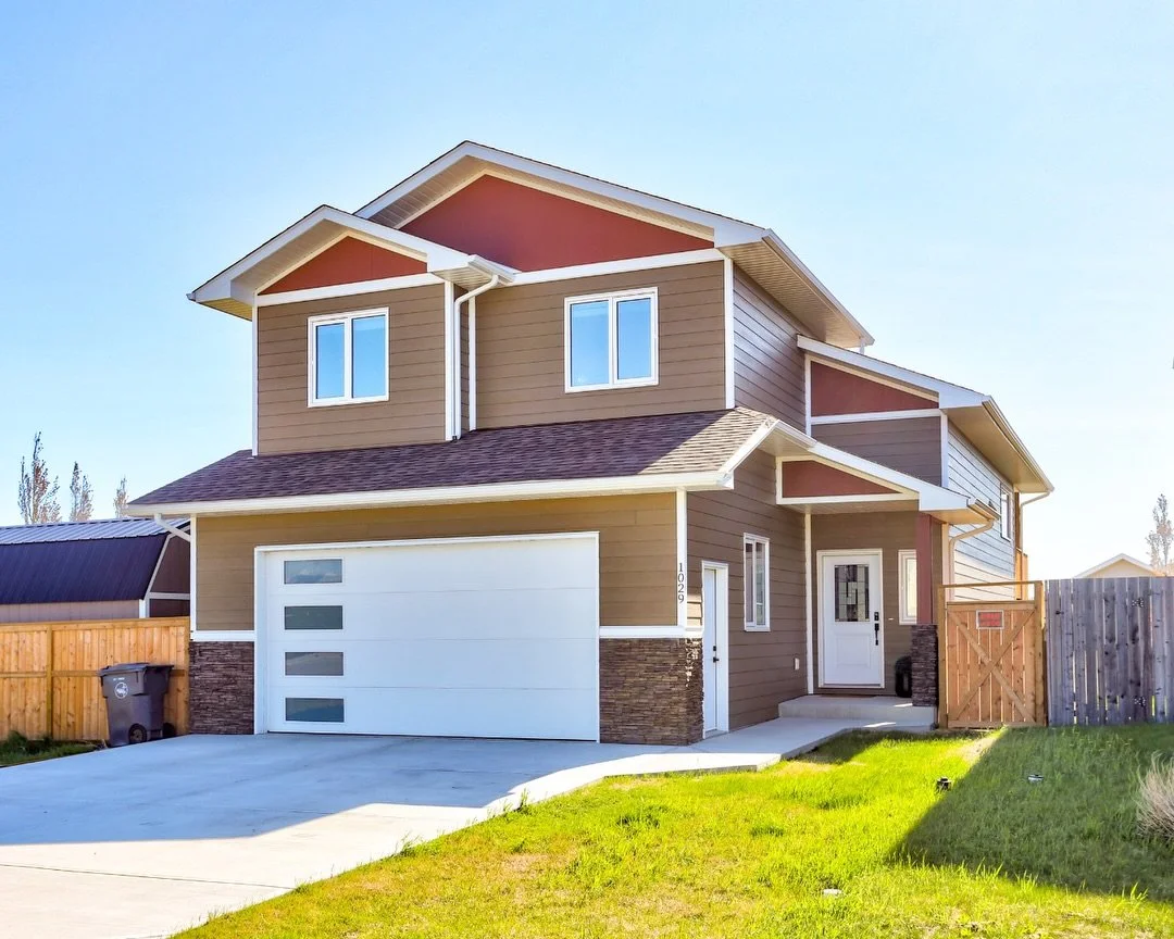 You had us at TWO laundry rooms, a 10,000 sq. ft. lot, and mountain views.
&nbsp;
🏡 Size: 1,552 sq. ft.
🛏 Bedrooms: 3
🛁 Bathrooms: 3
📍 MLS: A2288778
🏡 List Price: $660,000
&nbsp;
This home offers flexibility and comfort, with the primary and ens