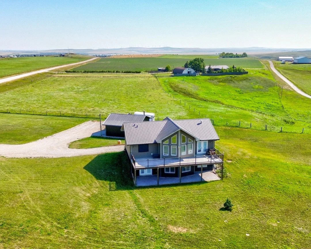 Just shy of four acres and less than two miles from Pincher Creek, this property is well-suited for hobby farming or horse enthusiasts with fenced pasture, a 12&rsquo; x 8&rsquo; animal shelter, and water access for livestock.&nbsp;
&nbsp;
🏡 Size: 1