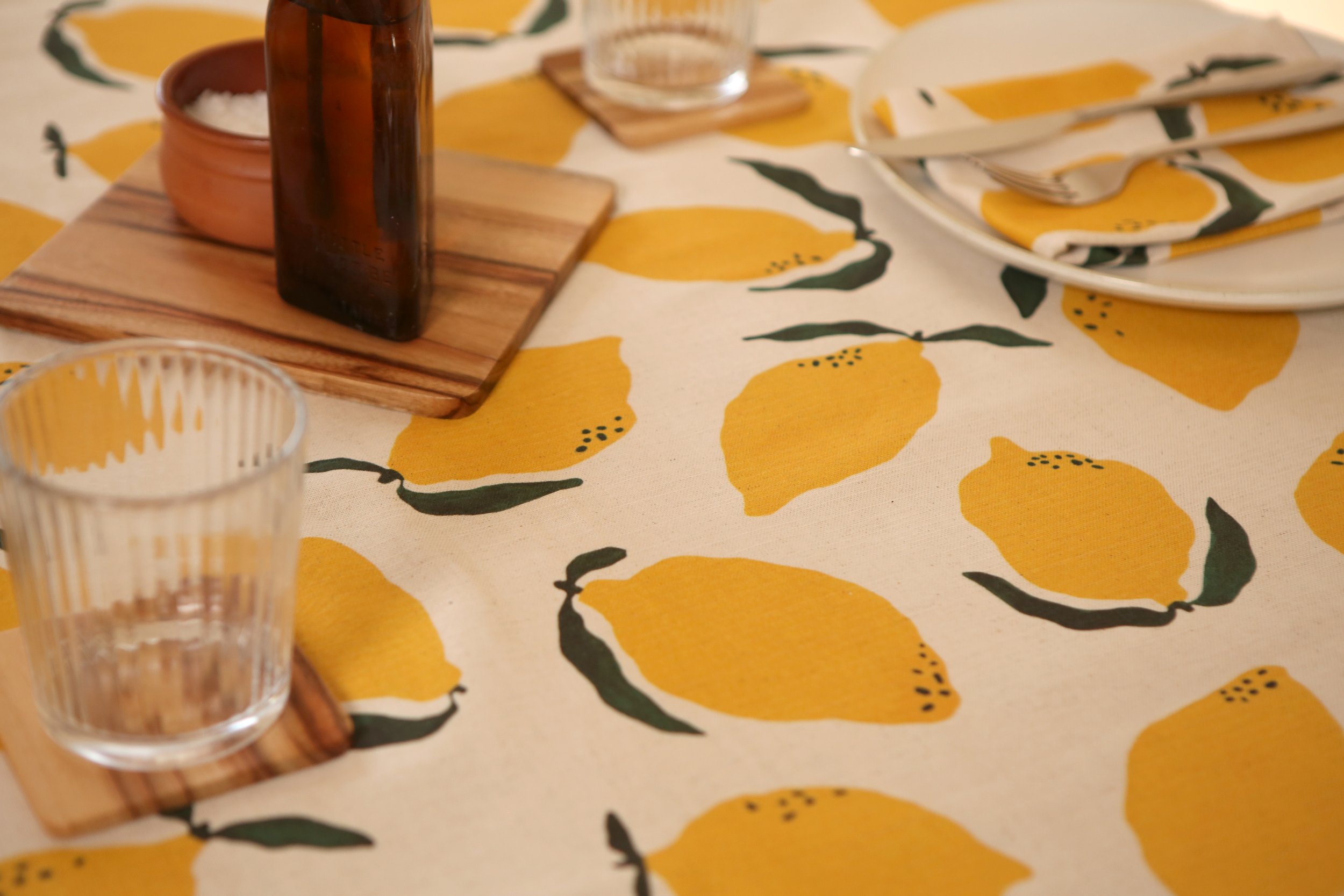 134 x 250 cm rectangular table cloth with large wonky lemon design print on off white base colour, 94%cotton/6% linen textured fabric.