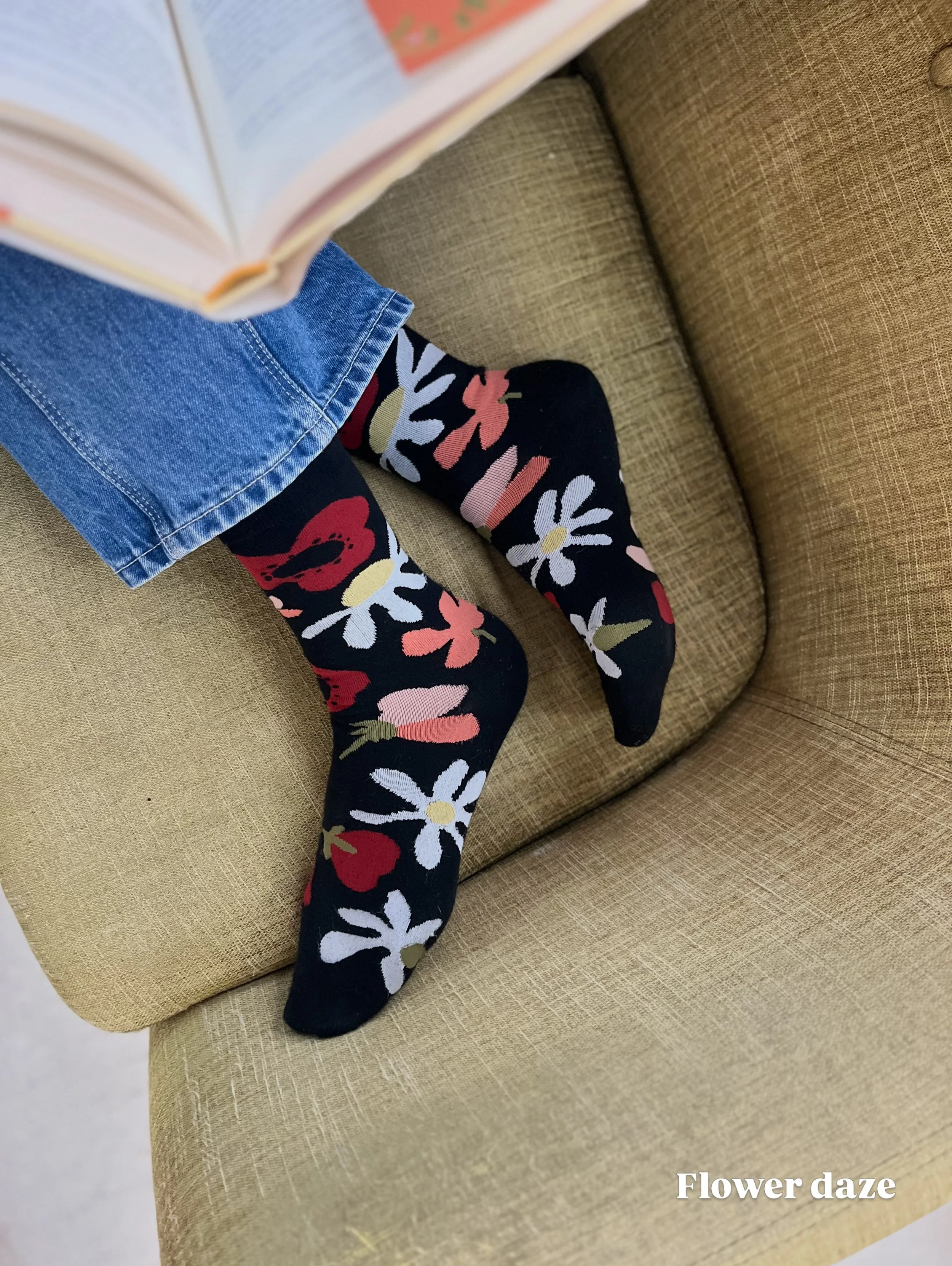 Every print begins with a paintbrush.

From sketchbook pages to repeat patterns, then into pieces you can wear every day.

Which one are you? 
🌼 Flower Daze or 🍓 Strawberry Dream?

#wearableart #socks #sketchbook #painting #strawberry