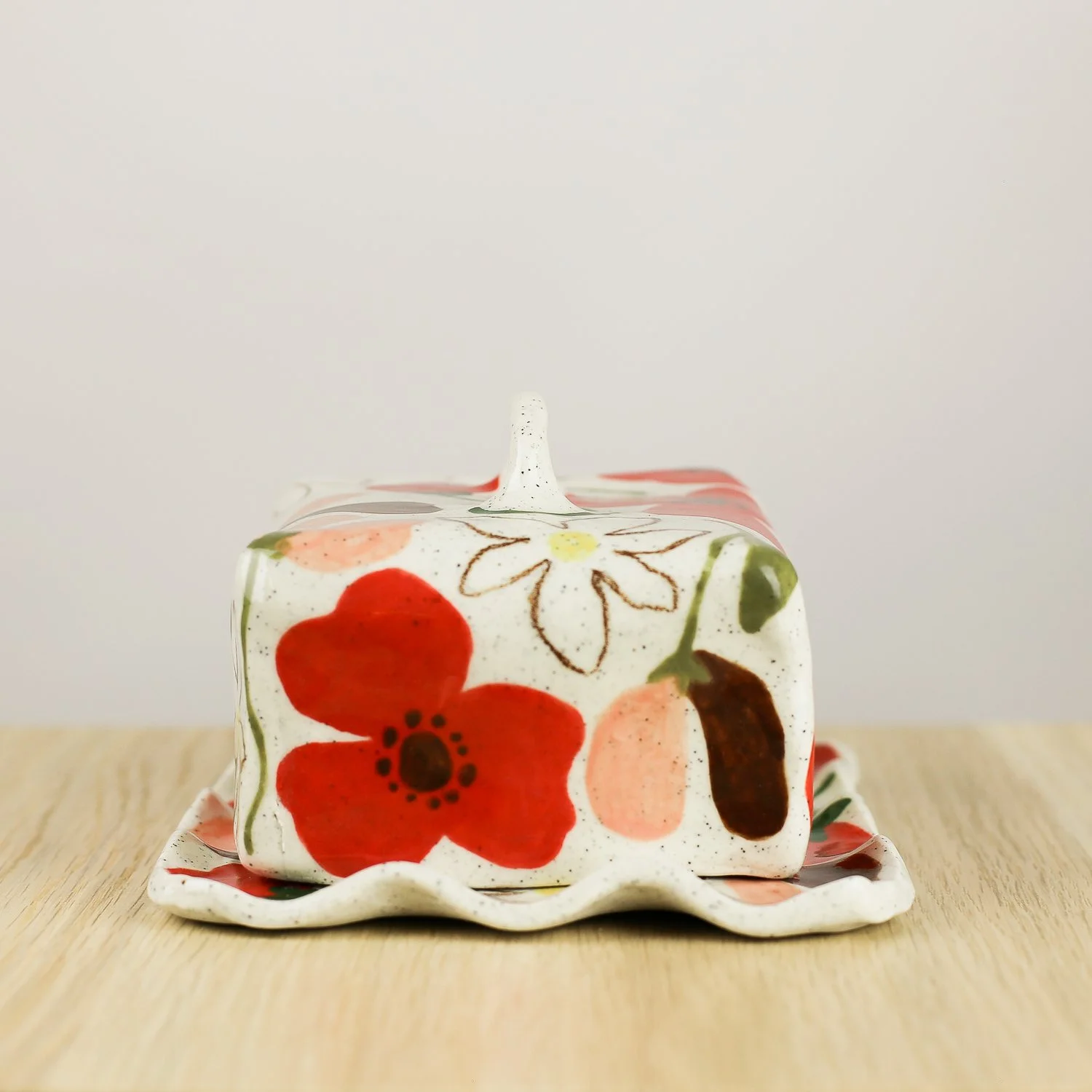 Handmade ceramic butter dish with hand-painted poppies, daisies and sweet pea flowers. Fits 450–500g butter. A delicate, functional piece for everyday use or gifting. (Copy)