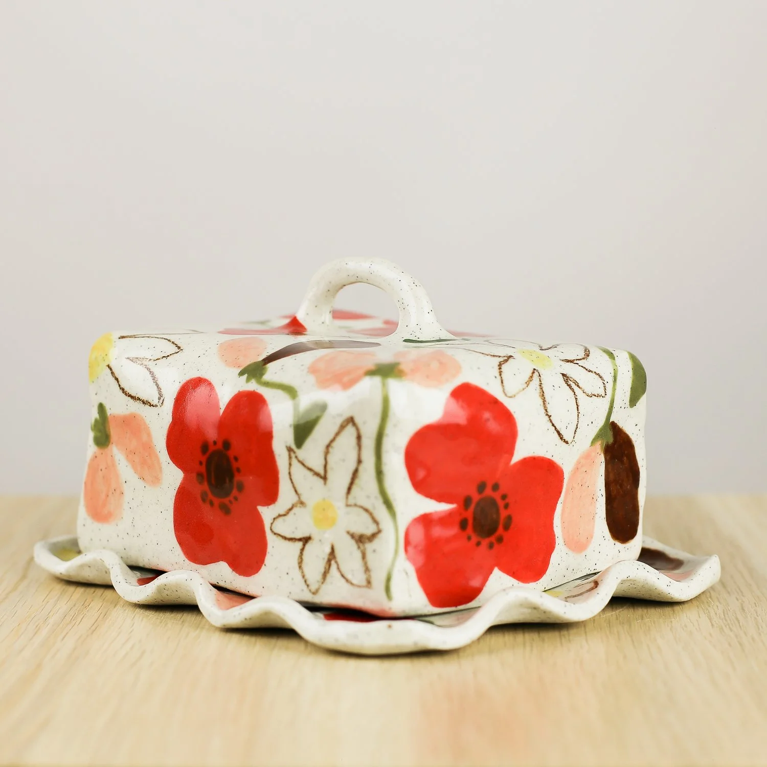Handmade ceramic butter dish with hand-painted poppies, daisies and sweet pea flowers. Fits 450–500g butter. A delicate, functional piece for everyday use or gifting. (Copy)