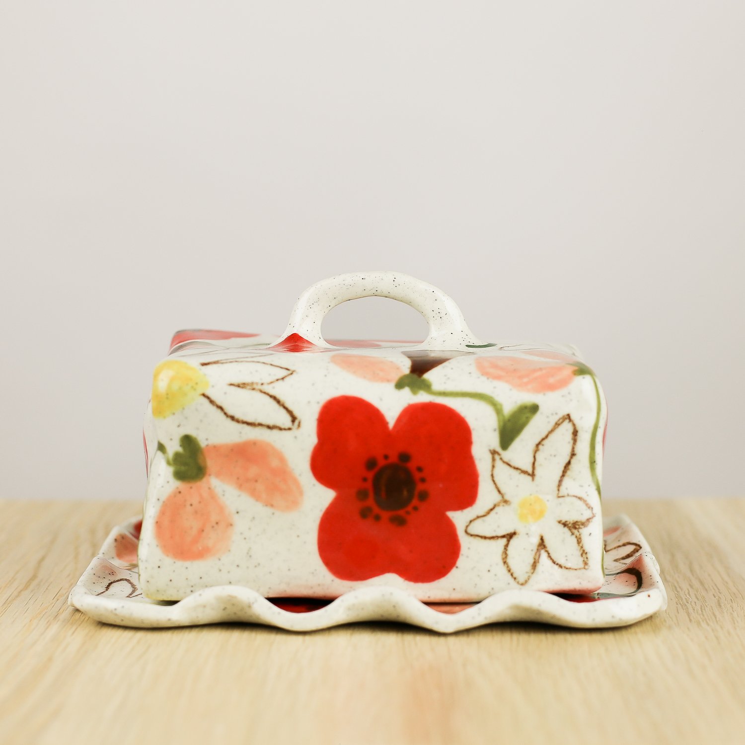 Handmade ceramic butter dish with hand-painted poppies, daisies and sweet pea flowers. Fits 450–500g butter. A delicate, functional piece for everyday use or gifting. (Copy)