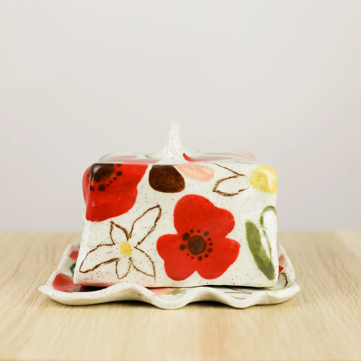 Handmade ceramic butter dish with hand-painted poppies, daisies and sweet pea flowers. Fits 450–500g butter. A delicate, functional piece for everyday use or gifting. (Copy)