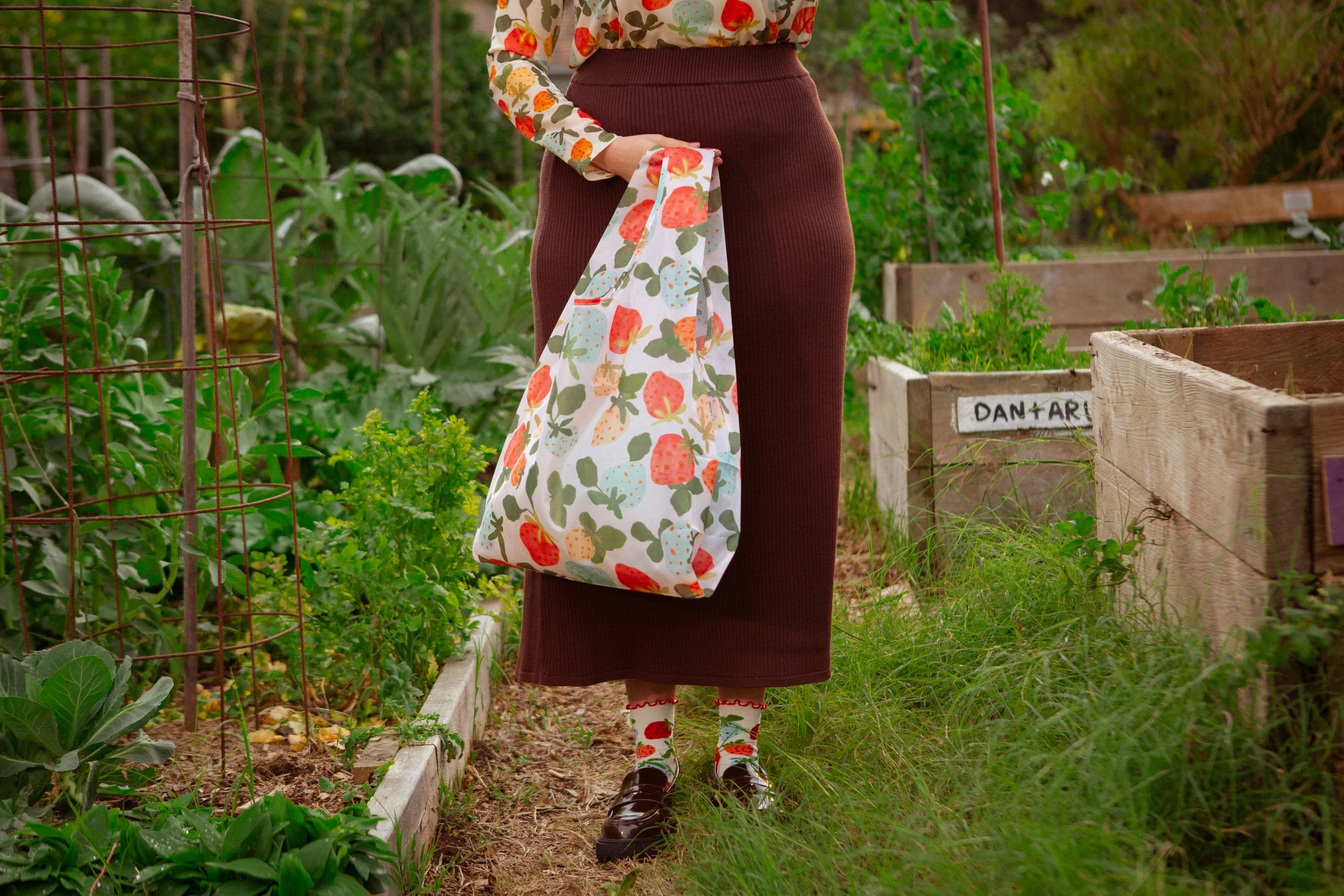 Lightweight foldable shopping bag made from recycled PET, featuring the hand-painted Strawberry Dream print. Folds into an 11 × 11 cm pocket for easy everyday use.