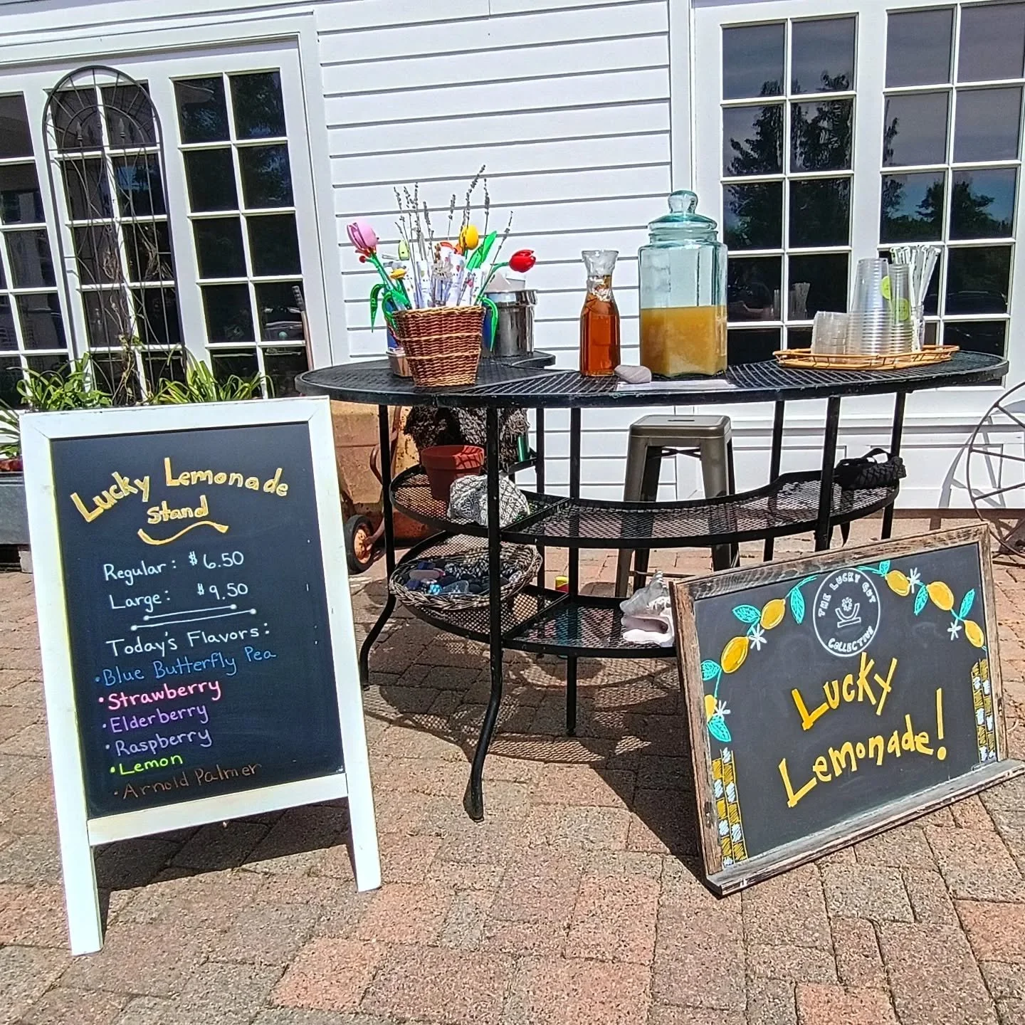 We're inside AND outside today! 

A gorgeous Spring Sunday, rocking chairs and fresh lemonade- Come hang out and have a little sip of sunshine! 

P.S...

Have you met our Lucky Lemonade yet?! 🍋

Our take on a classic summer lemonade starts with coco