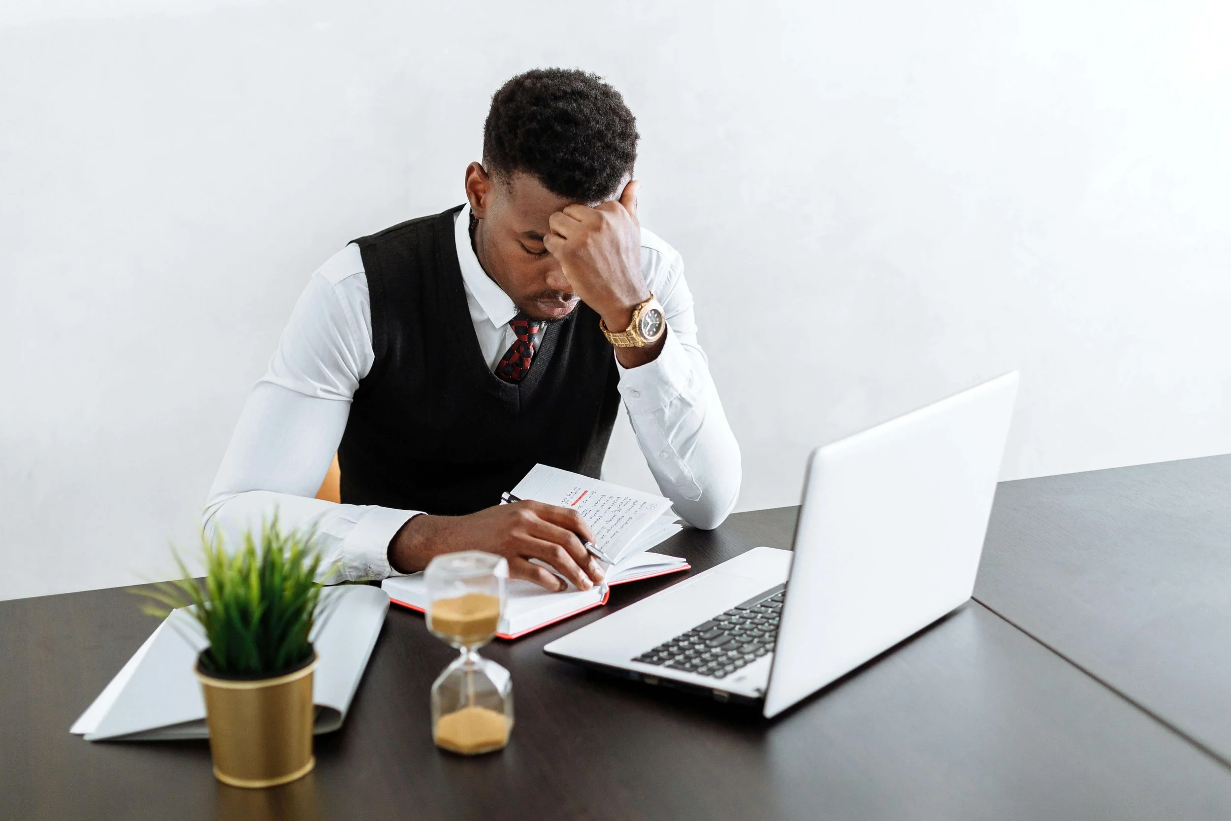 Photo of a man looking overwhelmed at work. Is work performance anxiety affecting your relationship? Find work-life balance while strengthening your connection through couples therapy in Arcadia, CA.