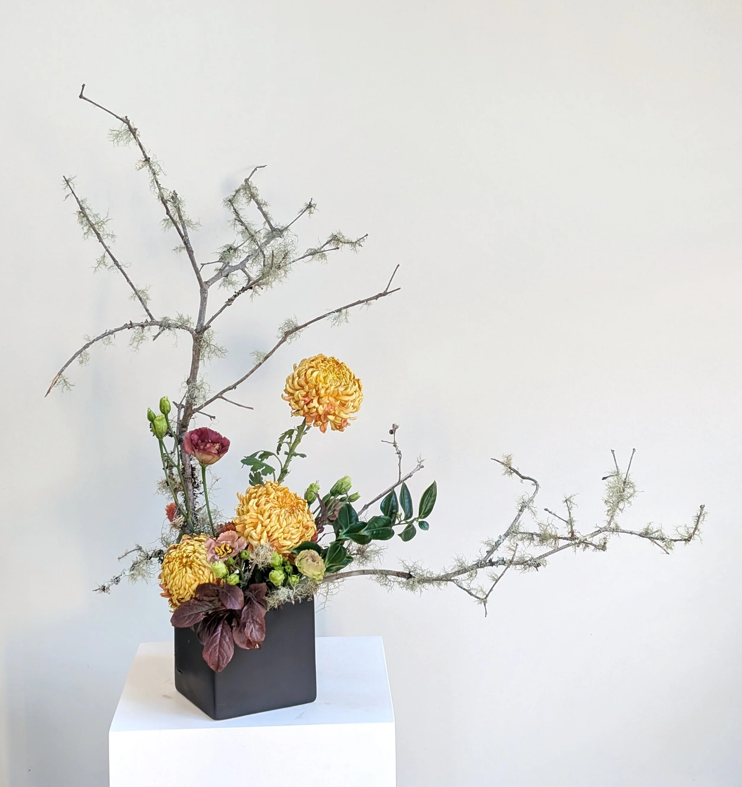 Ikebana-inspired_floral_arrangement_seasonal_blooms_Fall.jpg