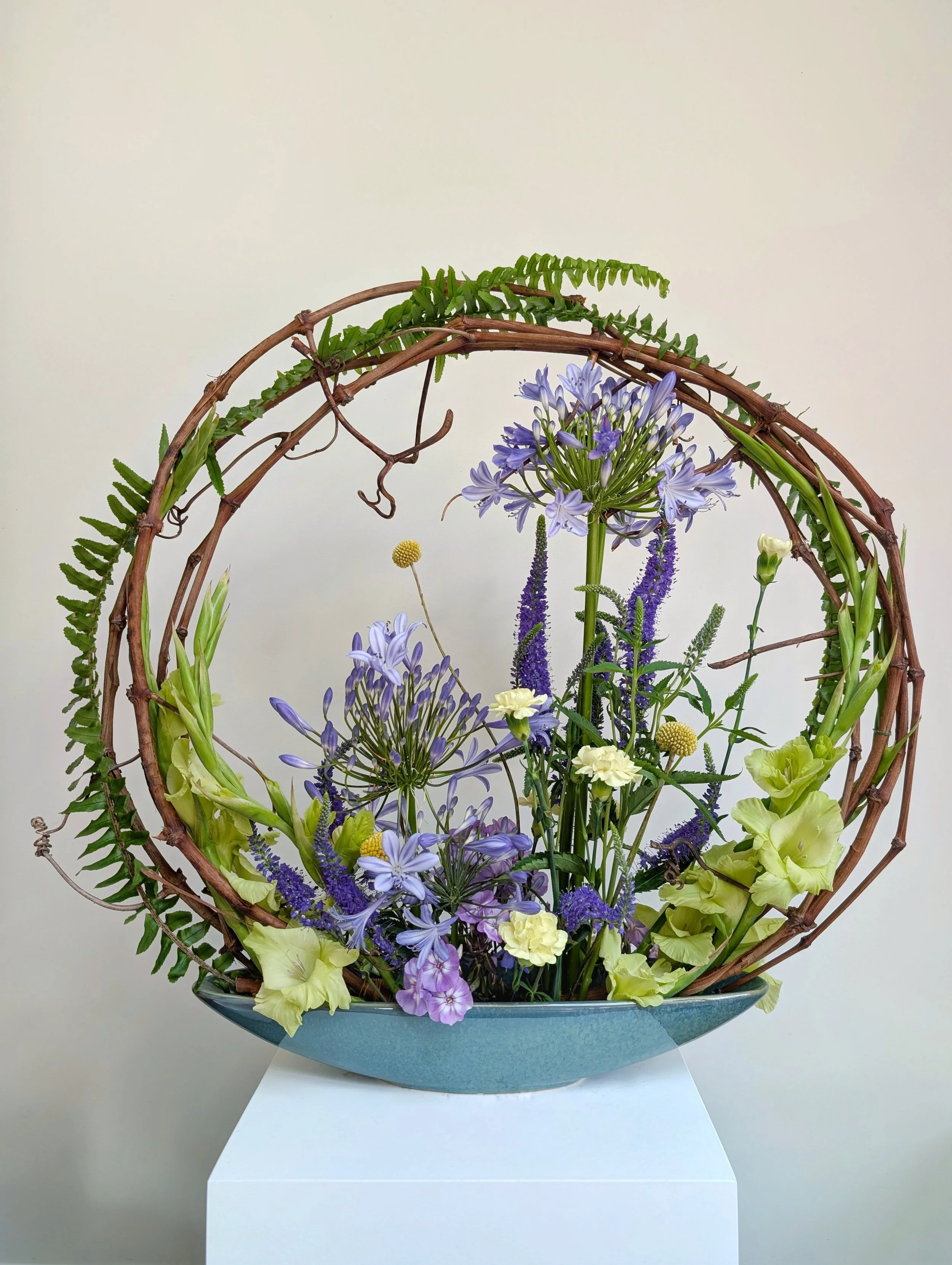 Modern_flower_arrangement_ikebana-inspired_freestyle_agapanthus.jpg
