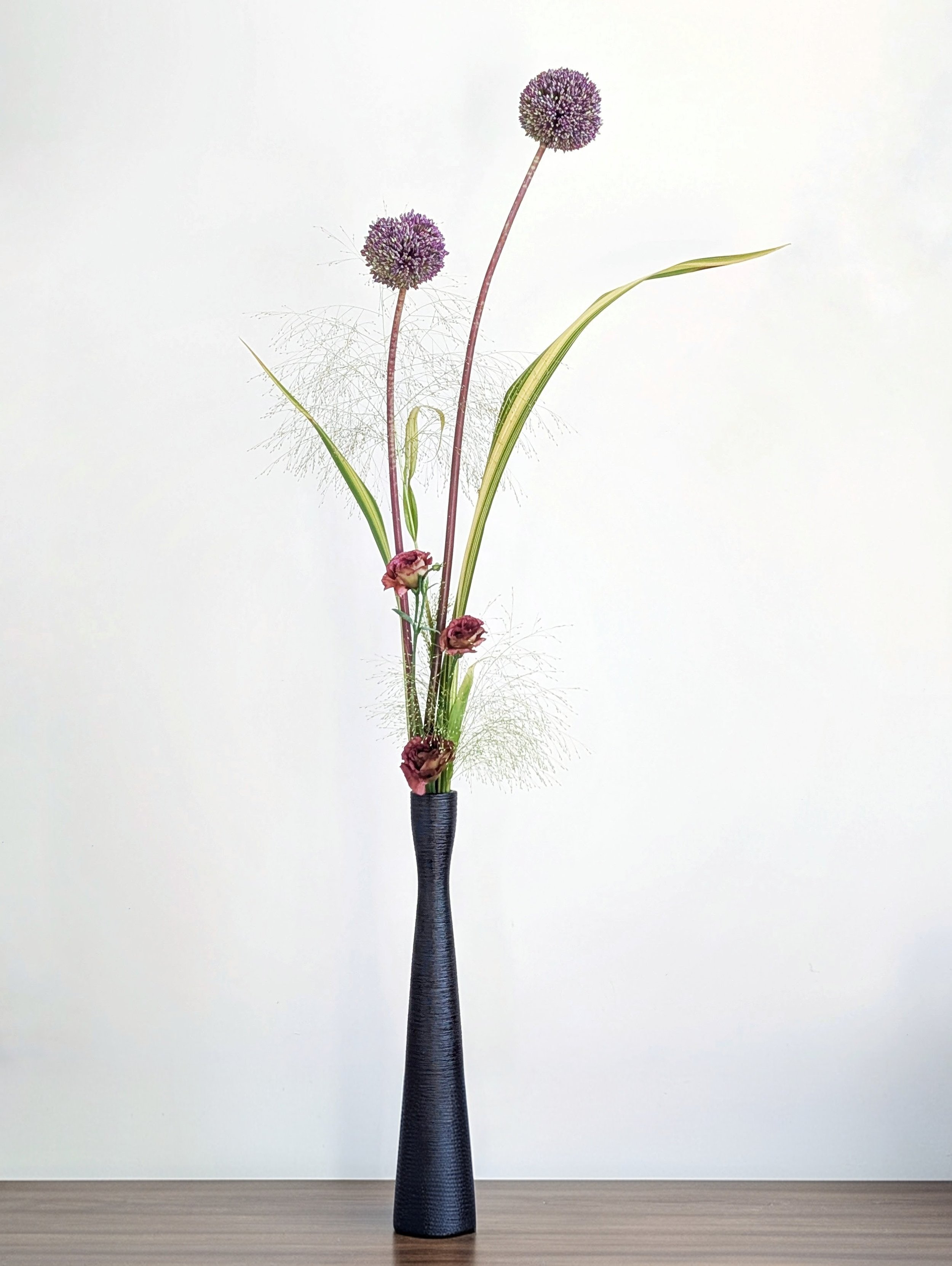 Ikebana-inspired_elegant_flower_lines.jpg