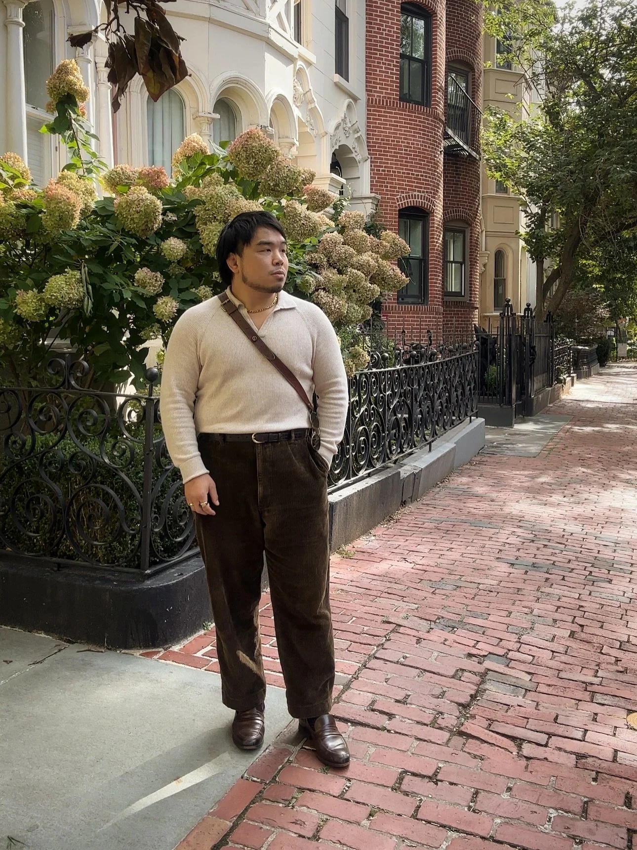 Cashmere, corduroy, and a damn good belt. Fall really is the best season to dress up! 🤩

#falloutfitideas #mensoutfits #cashmeresweater #maisonkhu