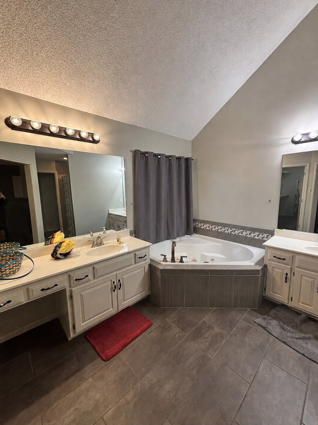 Upgrade your bathroom with a modern, functional design that combines style and comfort. 