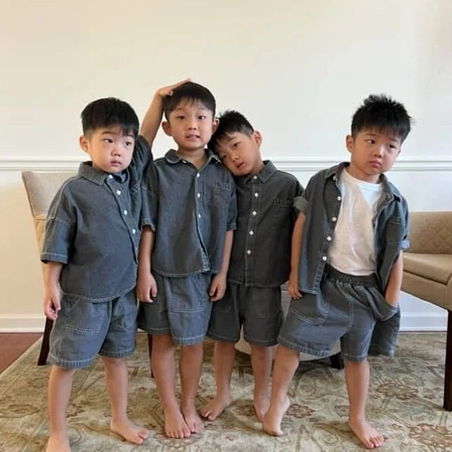 Same set, different moods. 💙
Getting dressed doesn&rsquo;t have to be a fight. Our matching sets make all kids look put-together quickly with zero stress. Just grab, wear, go. 
A WIN for mom of four kids under 5! @hughtriplets 🙌🏻 

#KhakiAndPink #