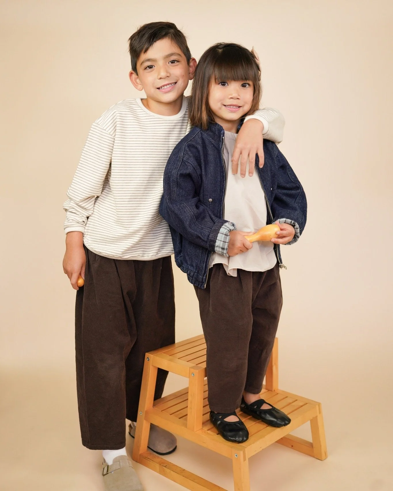 Mixing and matching pieces on brother and sister 😍  Siblings are twinning in our corduroy tapered-leg pant in brown! 👯&zwj;♀️ ❤️ 

#KidsStyle #newcollection #smallbusiness #familyphotography
