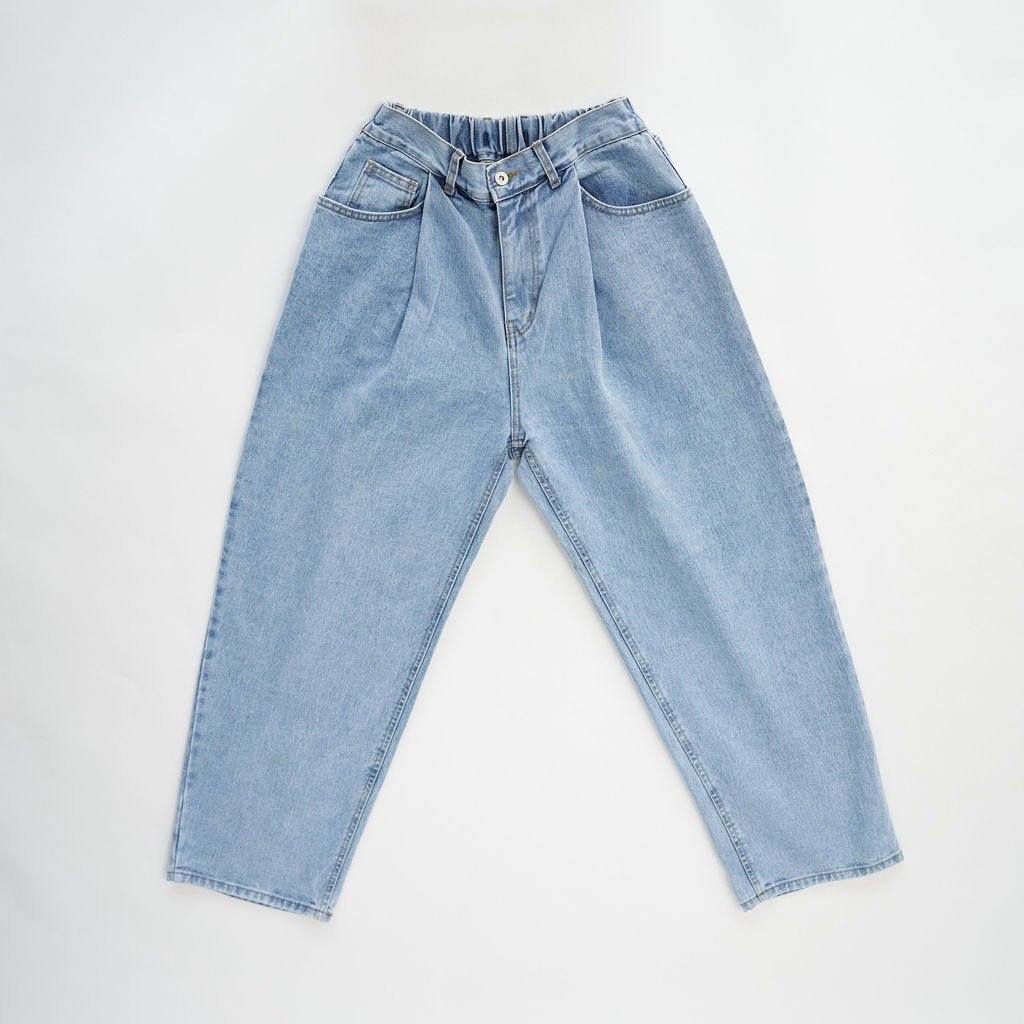 Mom jeans that are cute with an elastic back waistband for ultimate comfort, win-win 💙

#momjeans #stylishmoms
