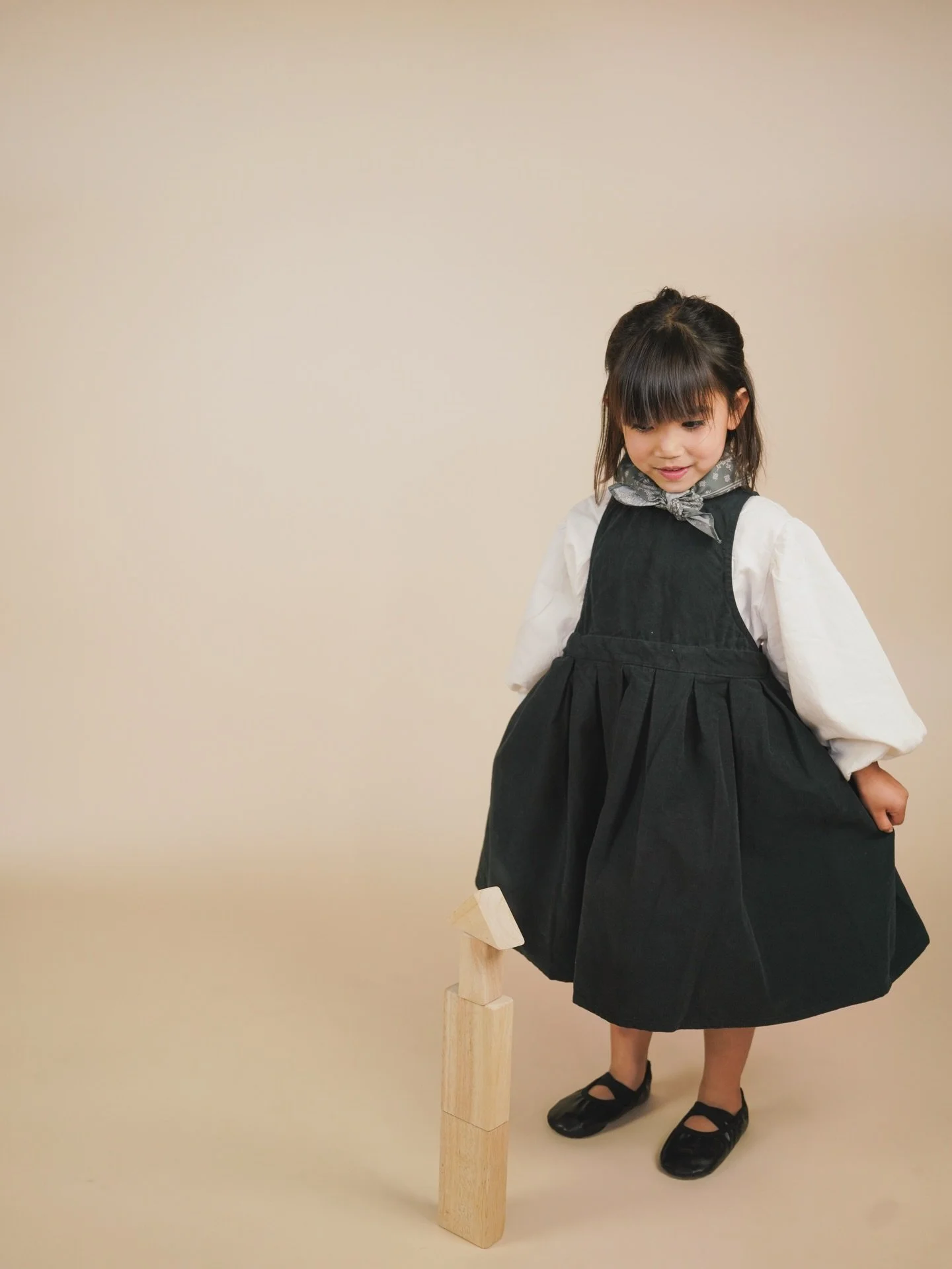 The CUTEST little pinafore pleated jumper dress 😍😍 layer it over your favorite top and turn it into any style you want! 

#jumperdress #pinafore #pinaforedress
