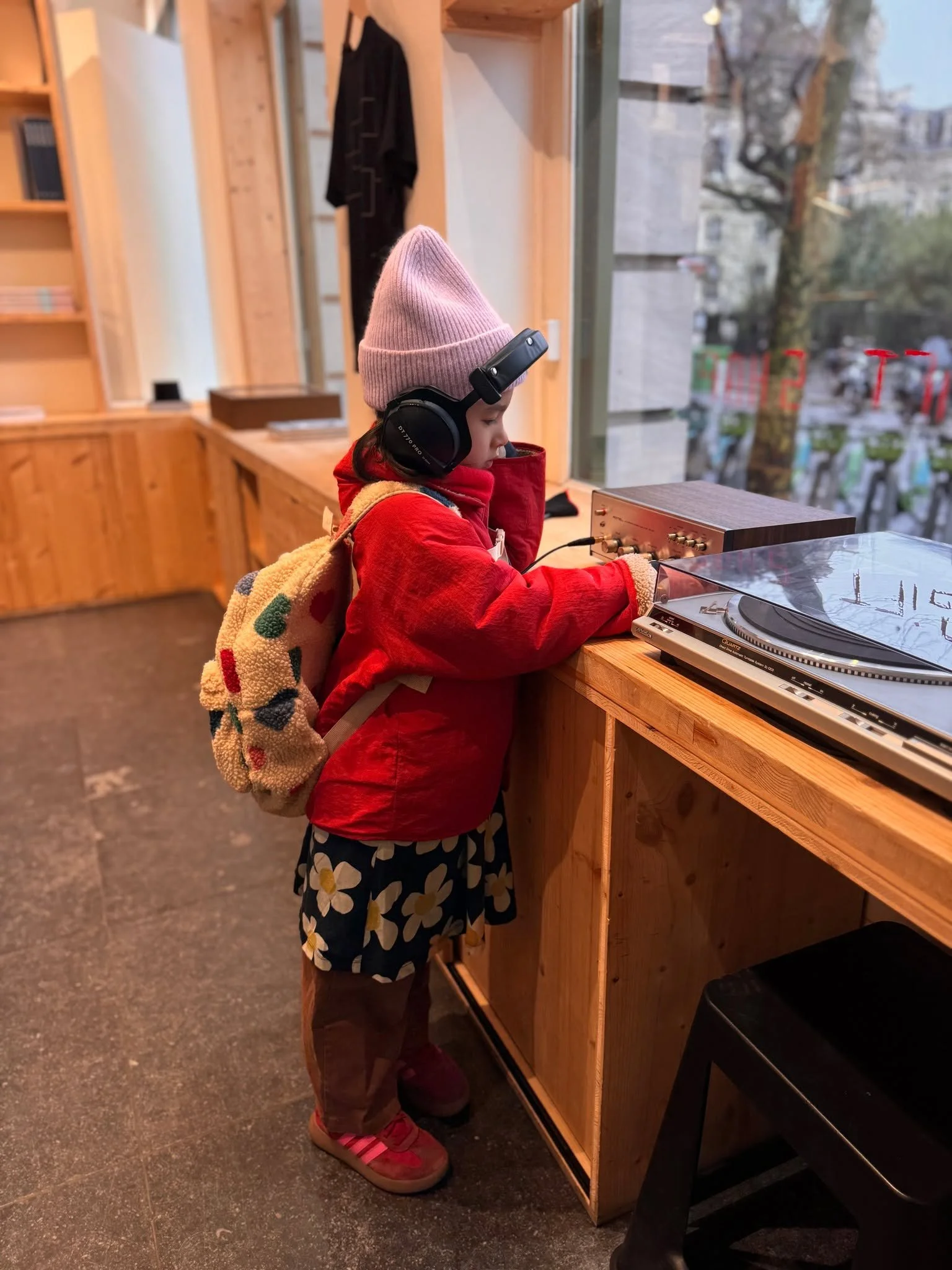 Playlists, layered looks 🇫🇷🎶
Pieces turning heads (and records) wherever the adventure takes them 🤍

#kpkids