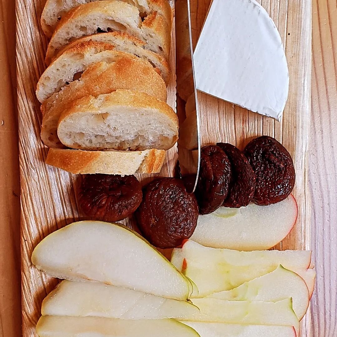 A sweet little menu sneak peek at Rae Loft. 

#grazingboard 
#bruschetta 
#brieandfruit 
#goeygrilledcheese 
#spanisholives 
#seasonednuts 

#eventspace 
#whatsonthemenu 
#letsdance 
#eventvenue 
#thebarisopen