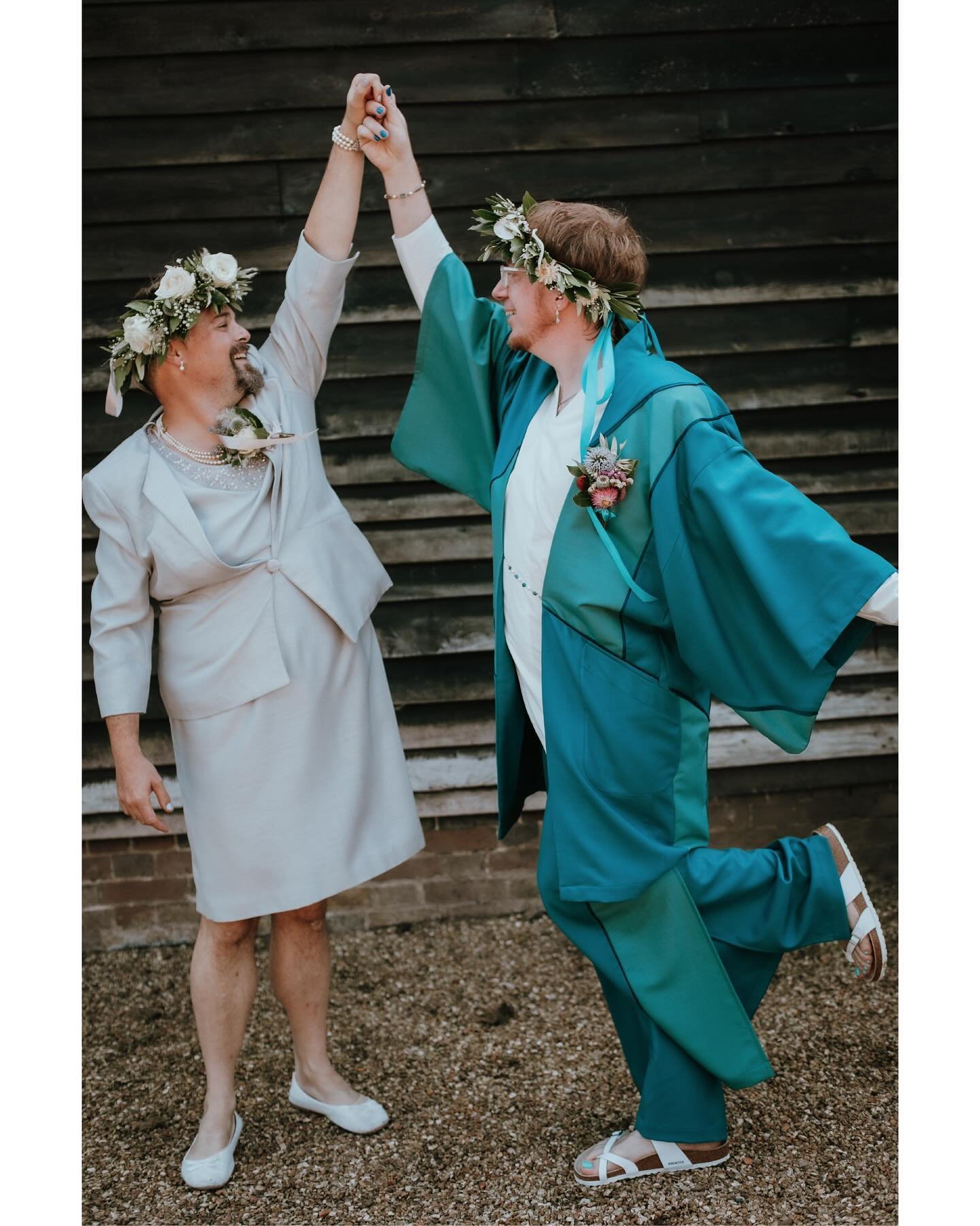 💐Darren &amp; Pietro💐

✨A super magical day packed with unforgettable moments! And what an incredible attention to detail!✨

A vintage bus ride, a venue in the middle of nature, fairytale decorations and delicious feasts, a heartwarming handfasting