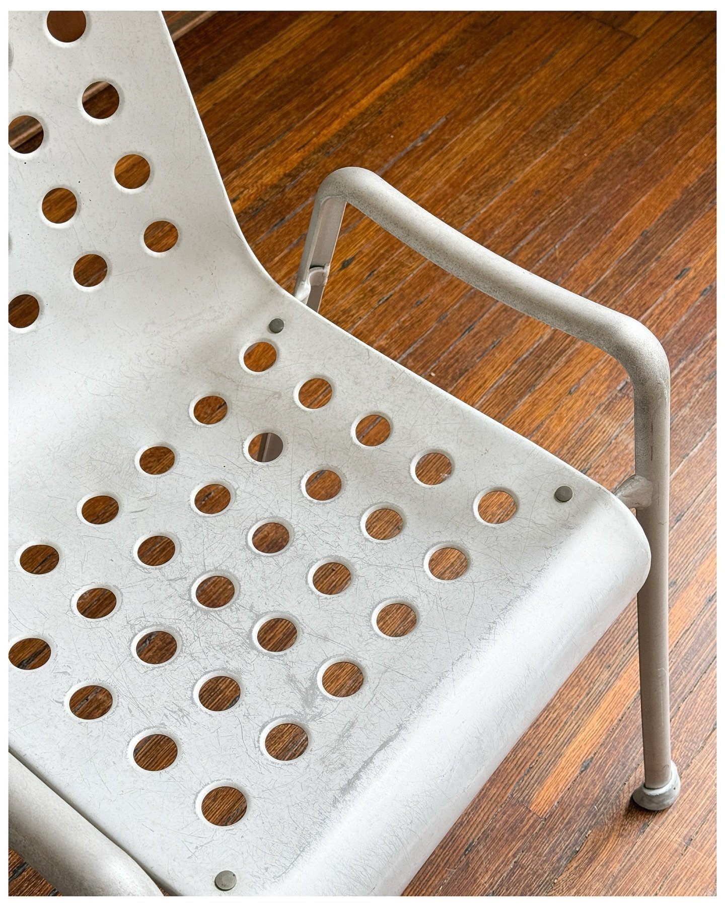 Landi chair designed by Hans Coray for the Swiss National Exhibtion in 1939.

This example is likely early 1960s, manufactured by Mewa. All aluminum and super lightweight.

Charles and Ray had one at their house🕳️

#hanscoray #mewa #vitra #swissmode